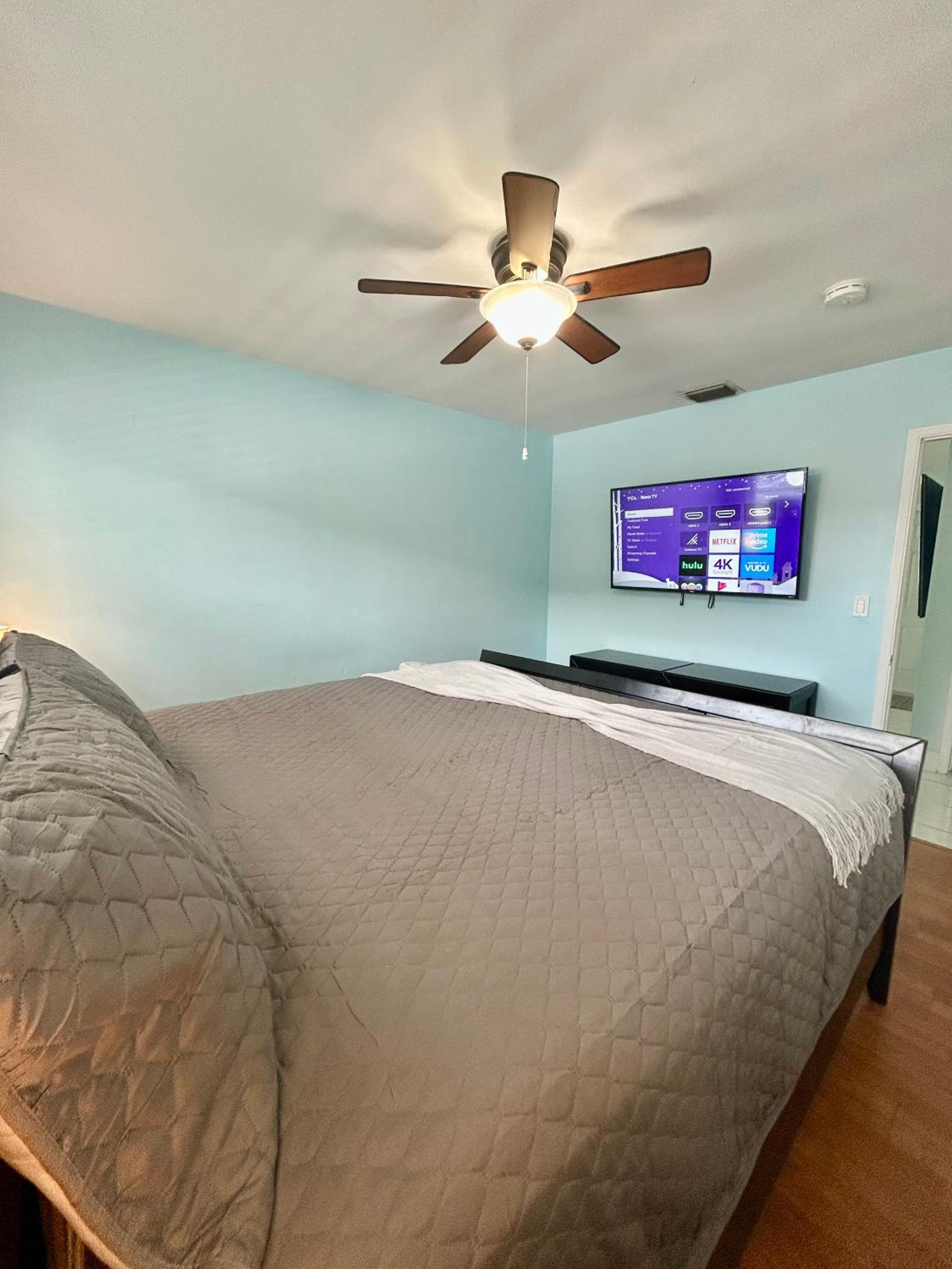 2 min walk to beach & free parking Lauderdale 21-1