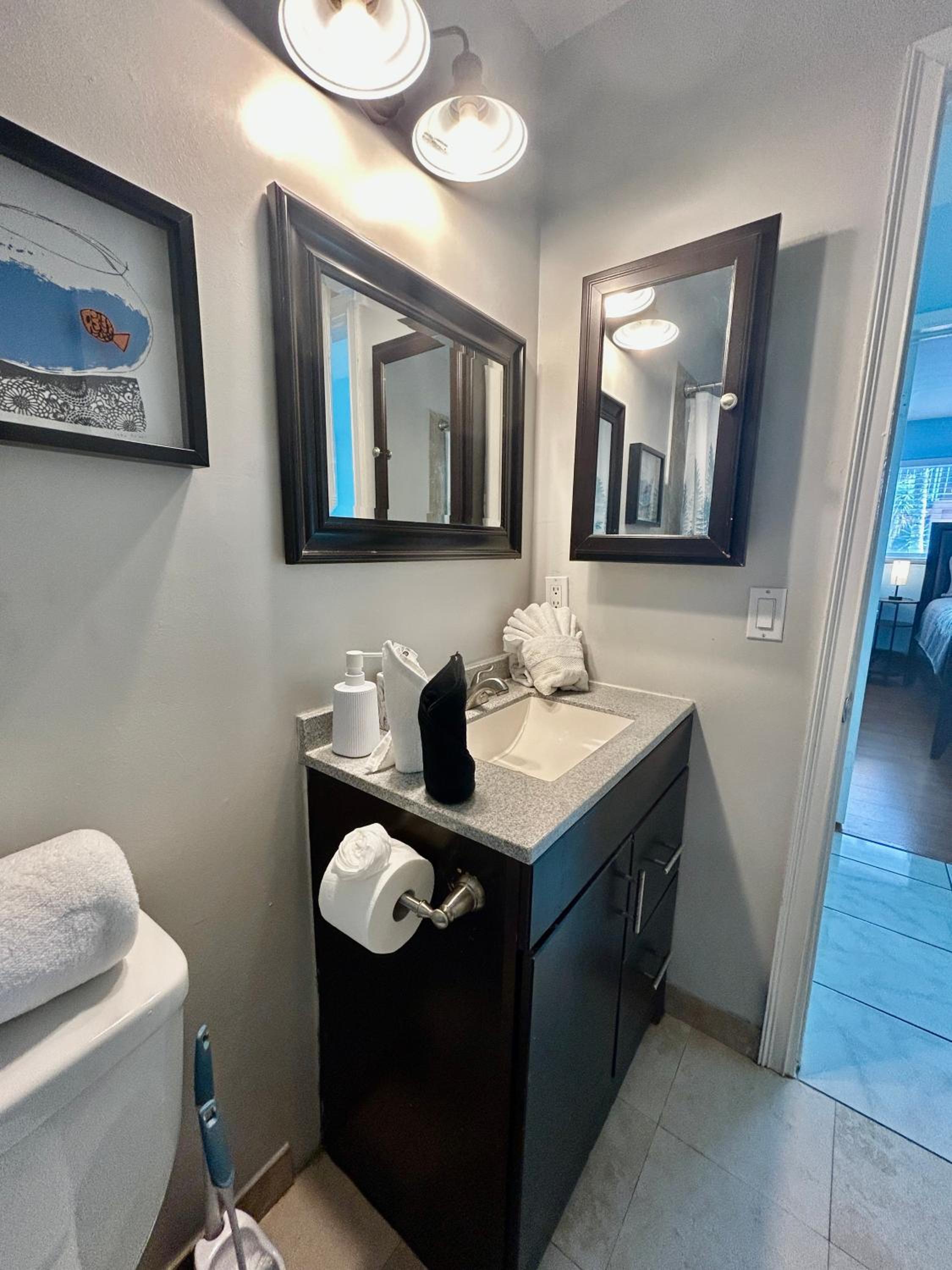 2 min walk to beach & free parking Lauderdale 21-1