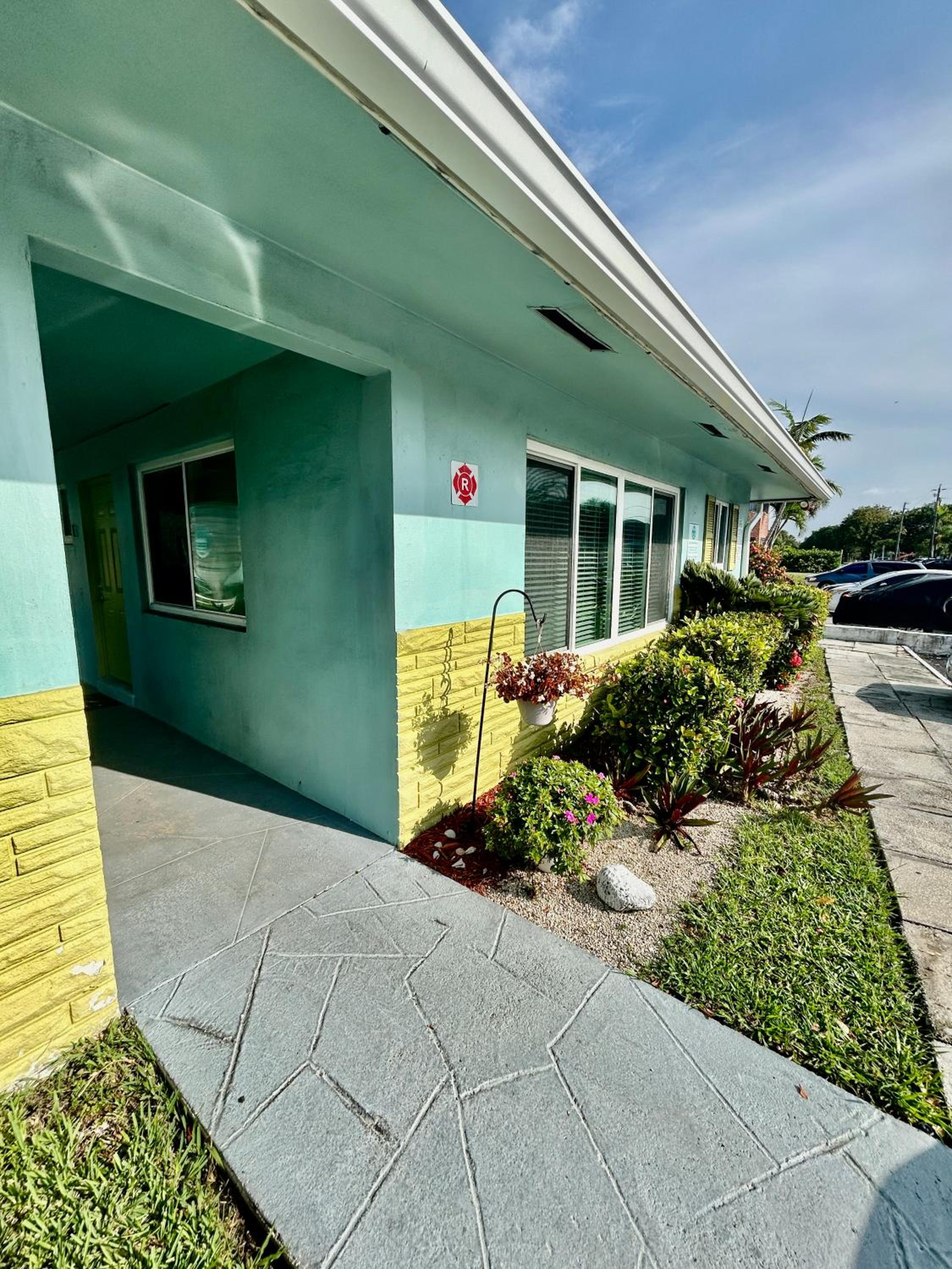 2 min walk to beach & free parking Lauderdale 21-1