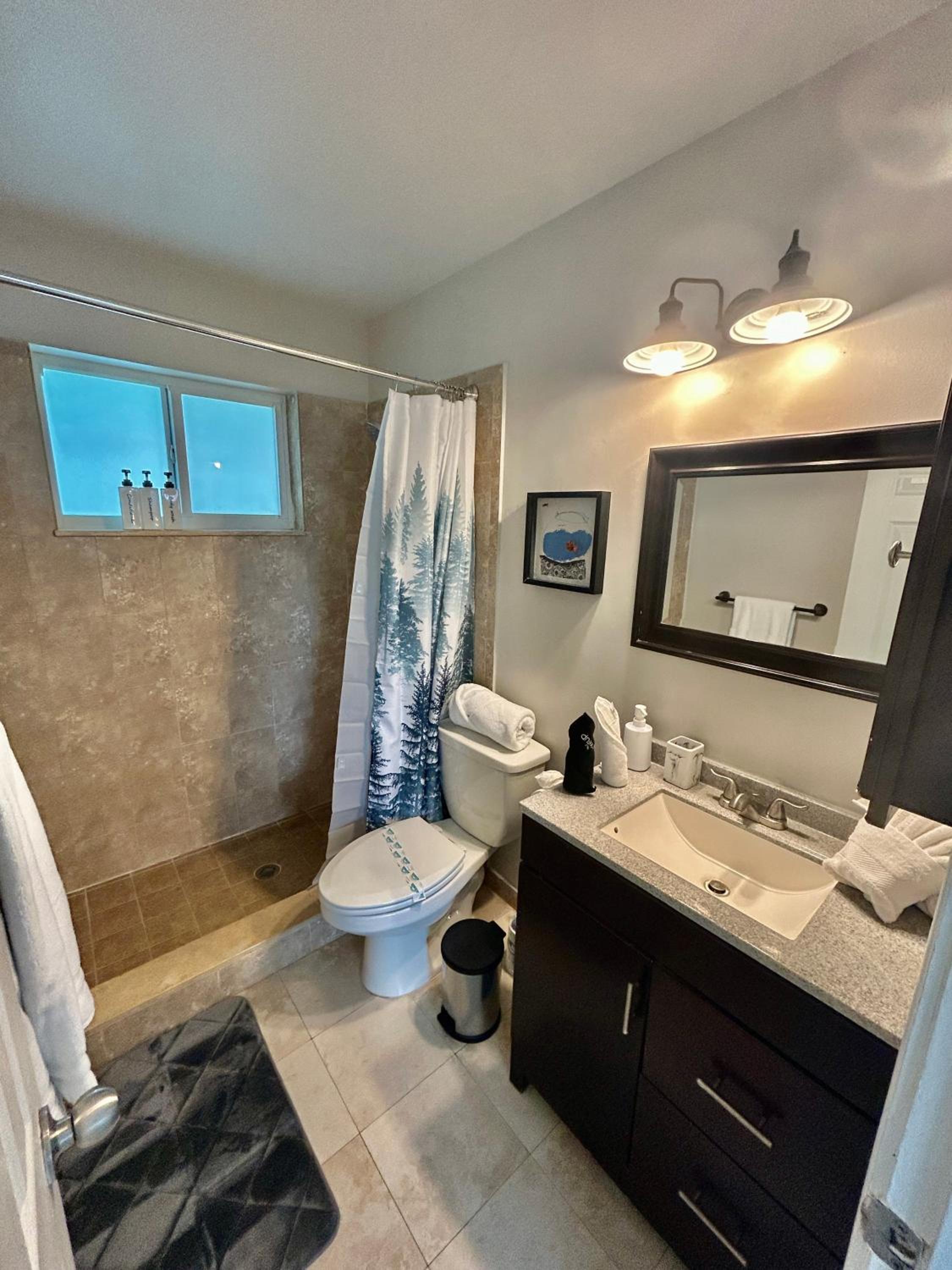 2 min walk to beach & free parking Lauderdale 21-1