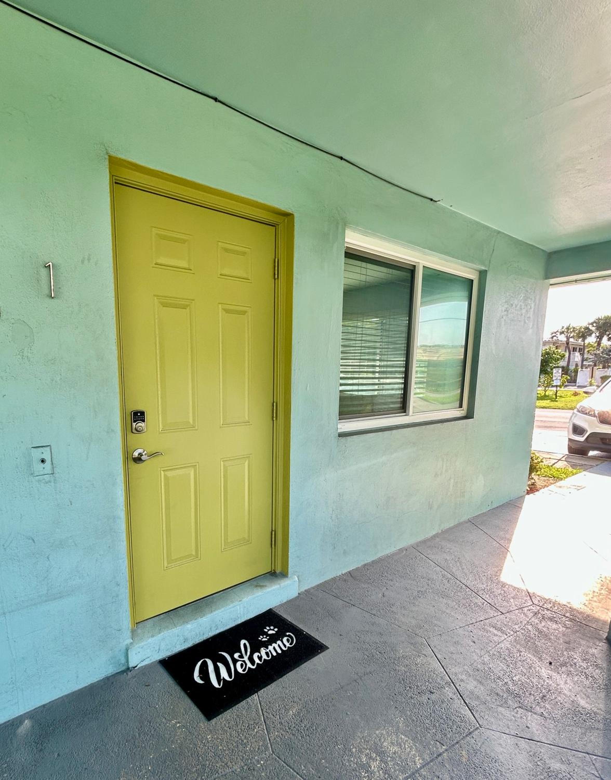 2 min walk to beach & free parking Lauderdale 21-1