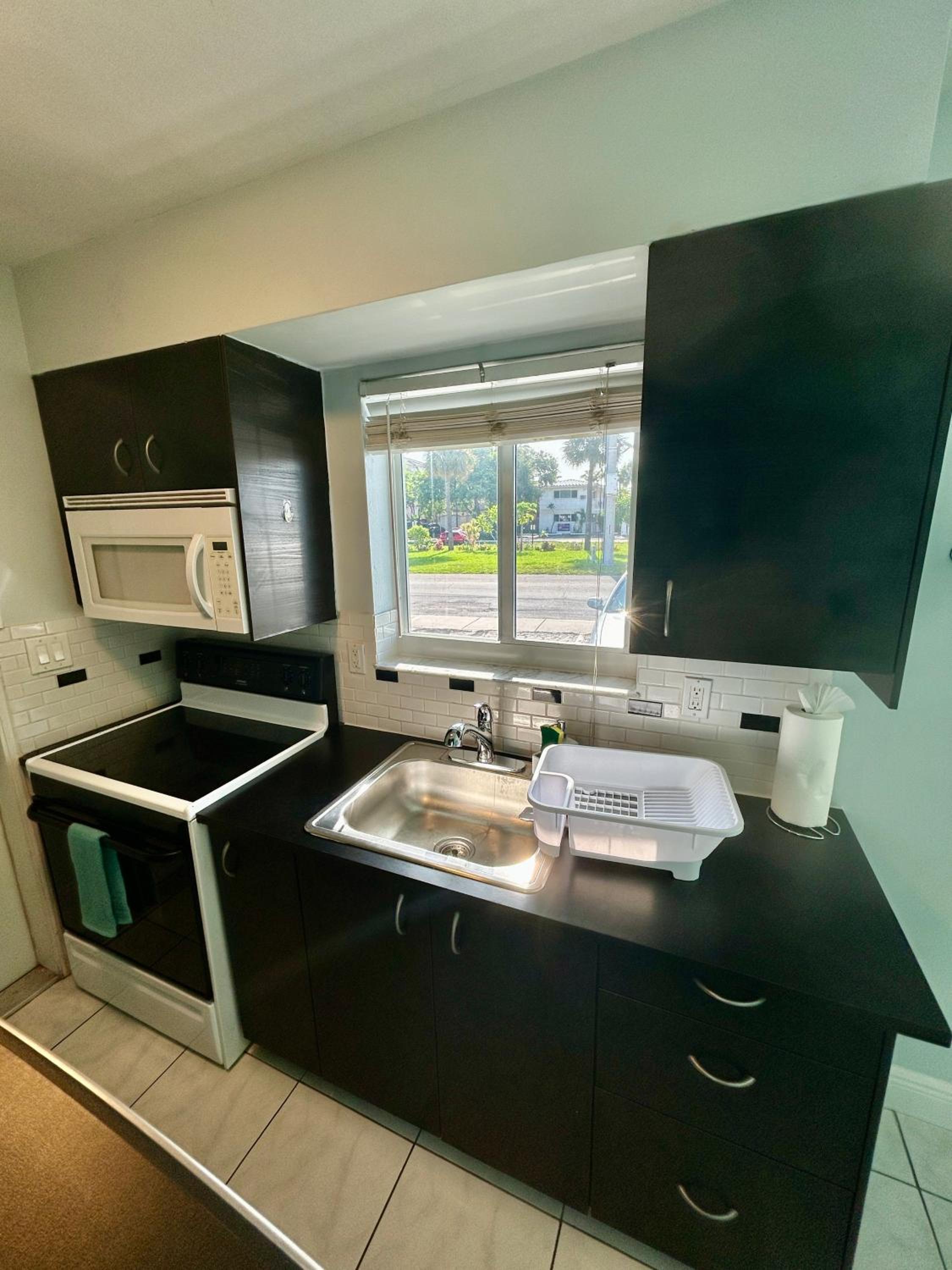 2 min walk to beach & free parking Lauderdale 21-1