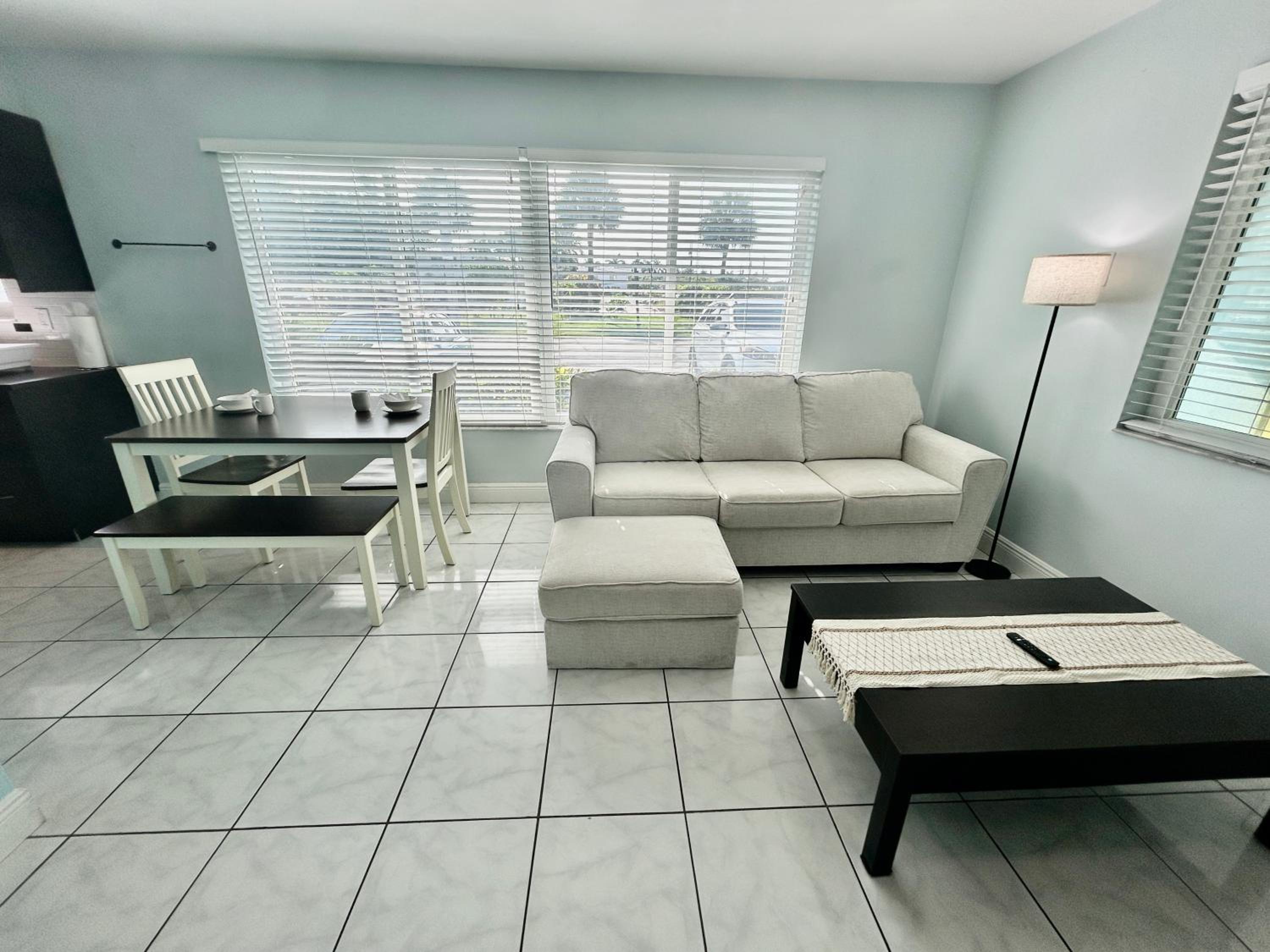 2 min walk to beach & free parking Lauderdale 21-1