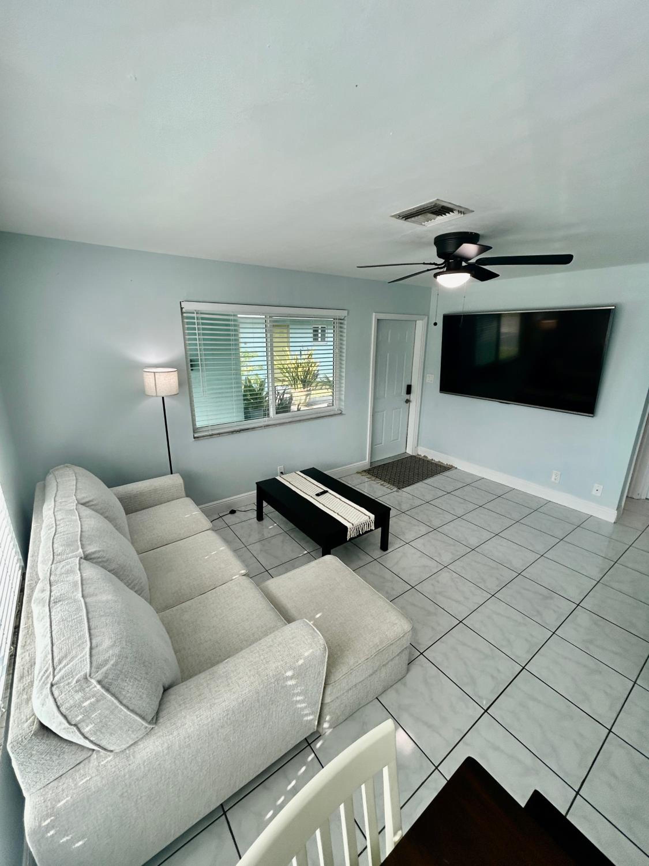 2 min walk to beach & free parking Lauderdale 21-1