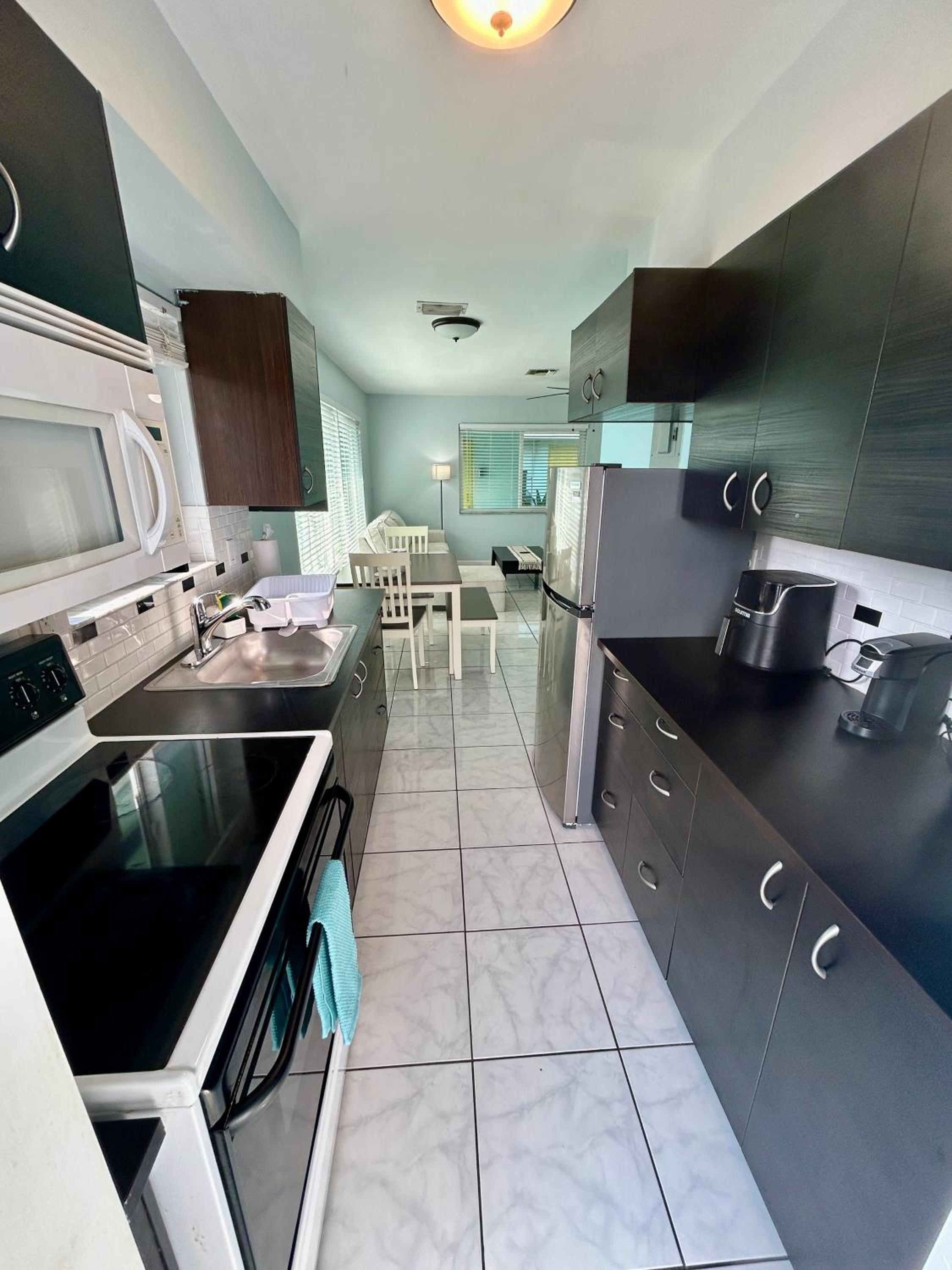 2 min walk to beach & free parking Lauderdale 21-1