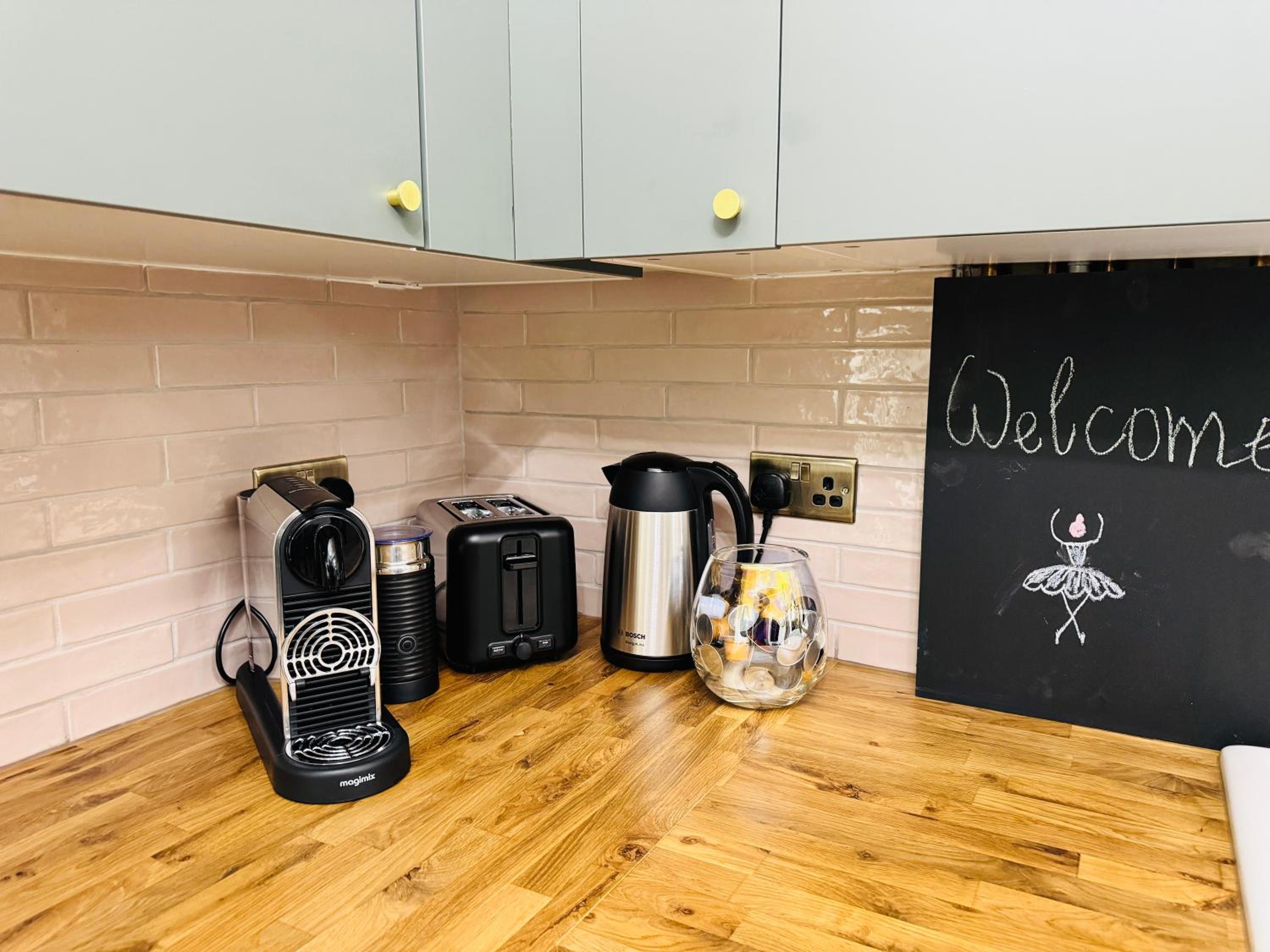 Luxury Designer 2-Bedroom Apartment with Private Garden & Free Parking