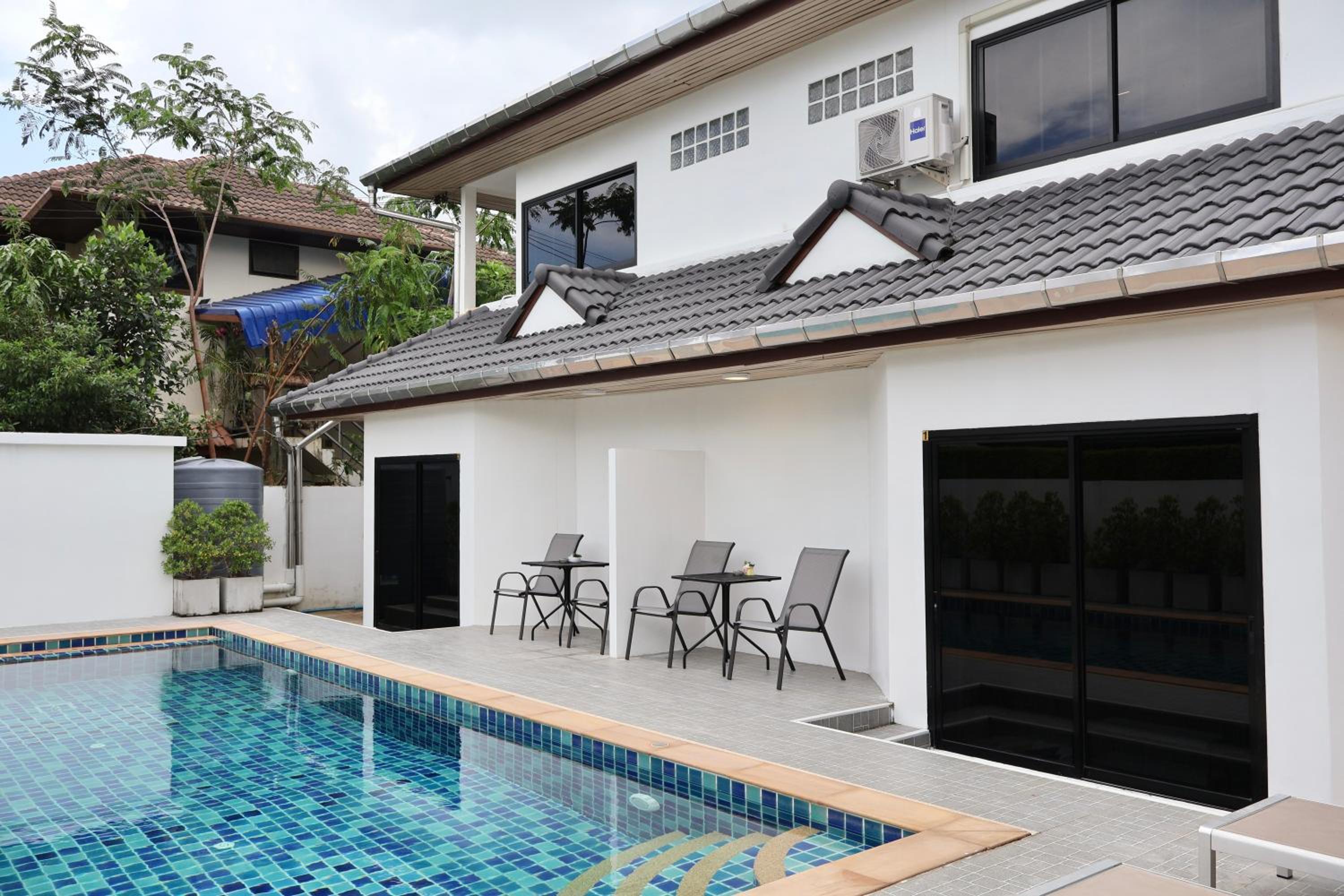 Chonlada Holiday Home - 2 BR Pool Access Bungalow - Kamala Beach