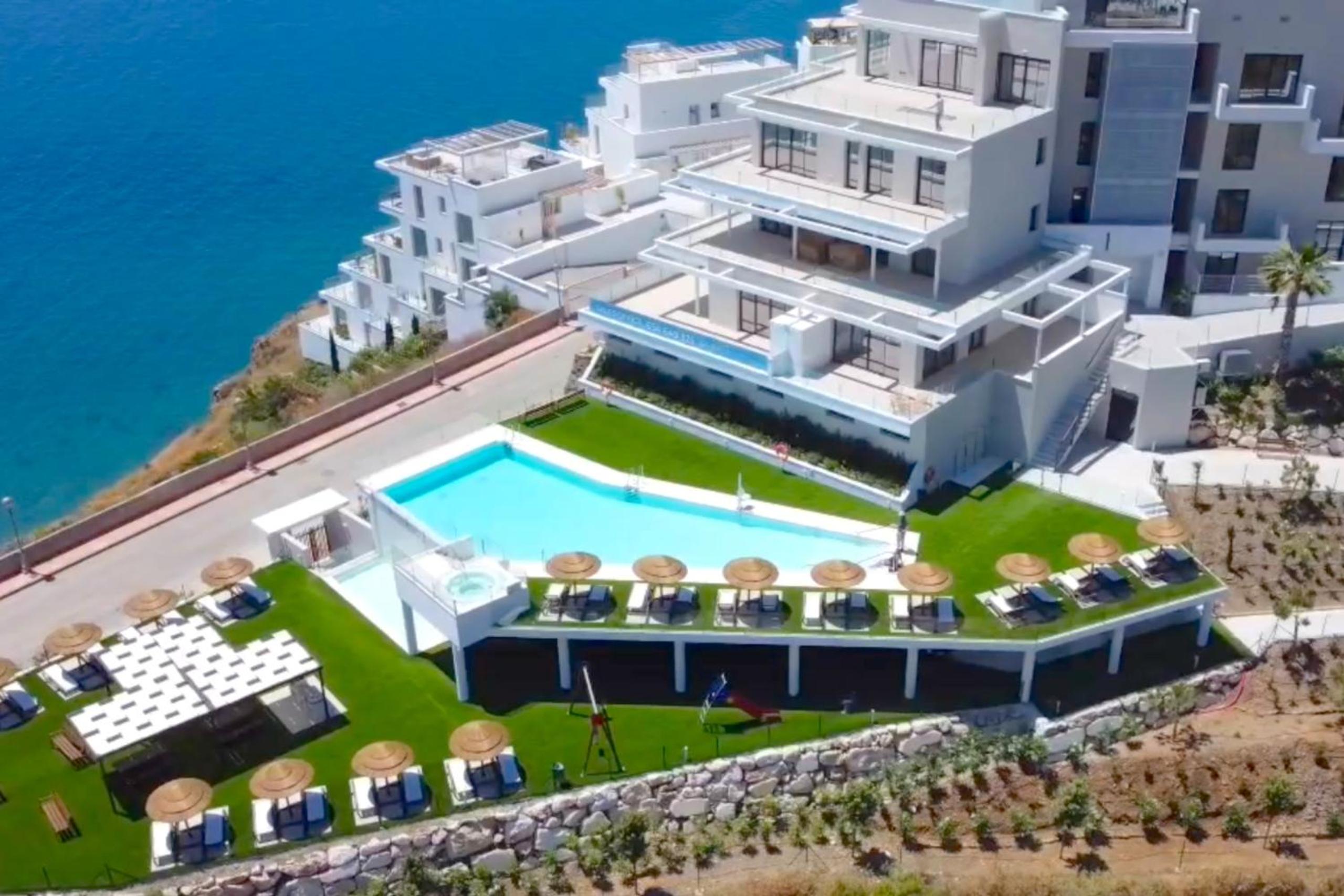 Bayview Hills Deluxe by Casasol