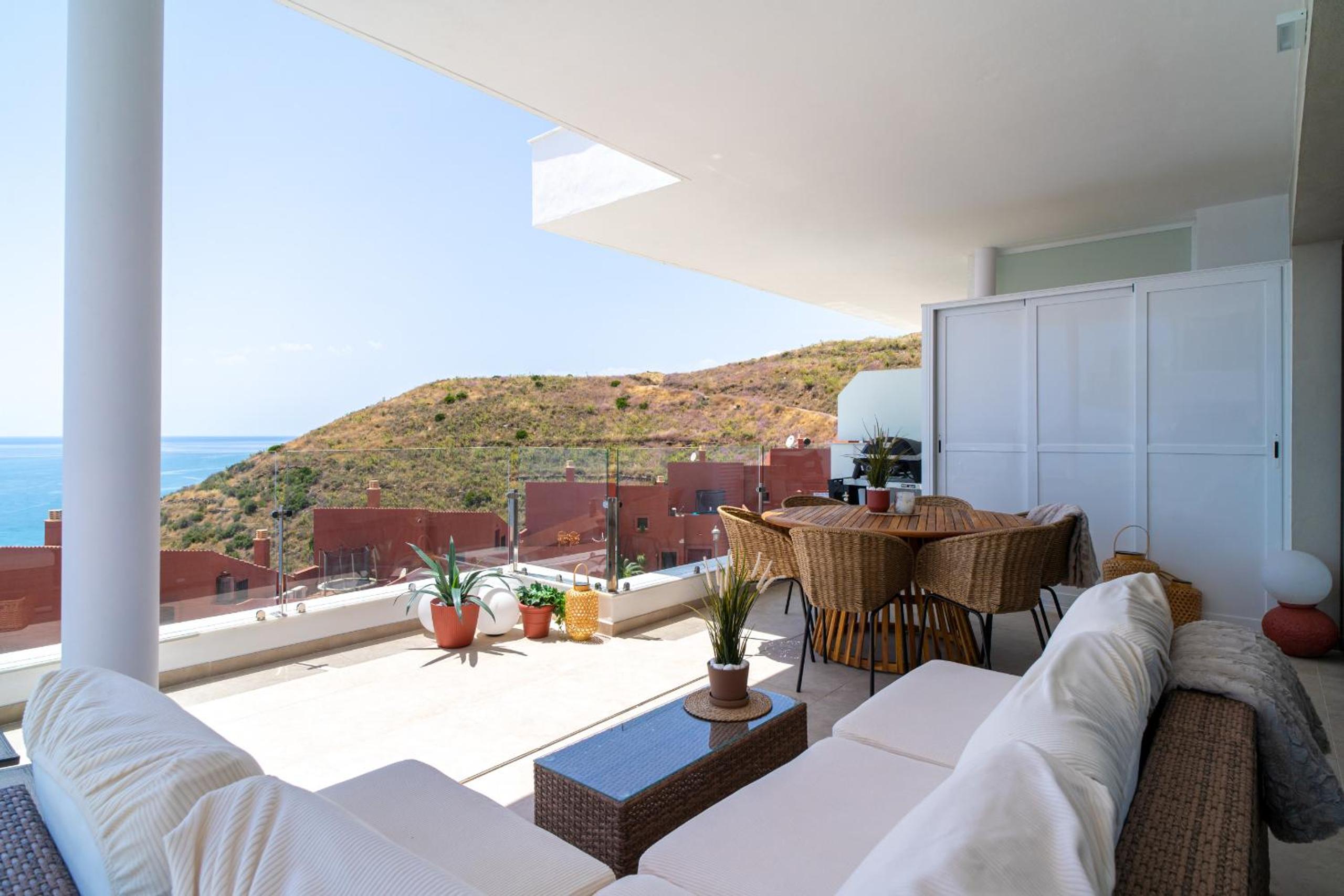 Bayview Hills Deluxe by Casasol