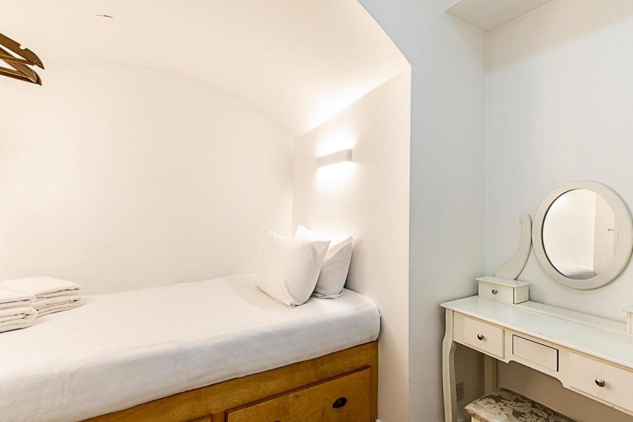 Stylish Bayswater Flat with Outdoor Space