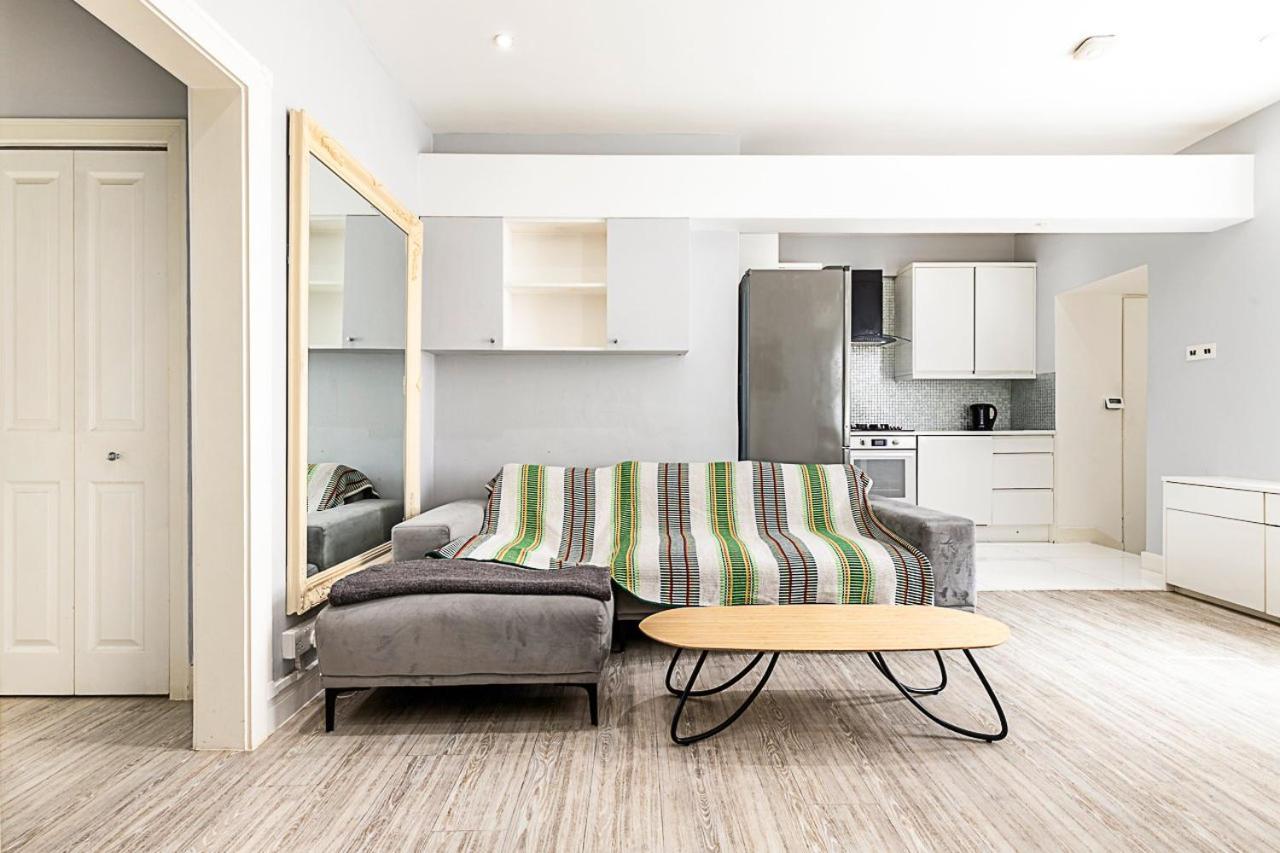 Stylish Bayswater Flat with Outdoor Space