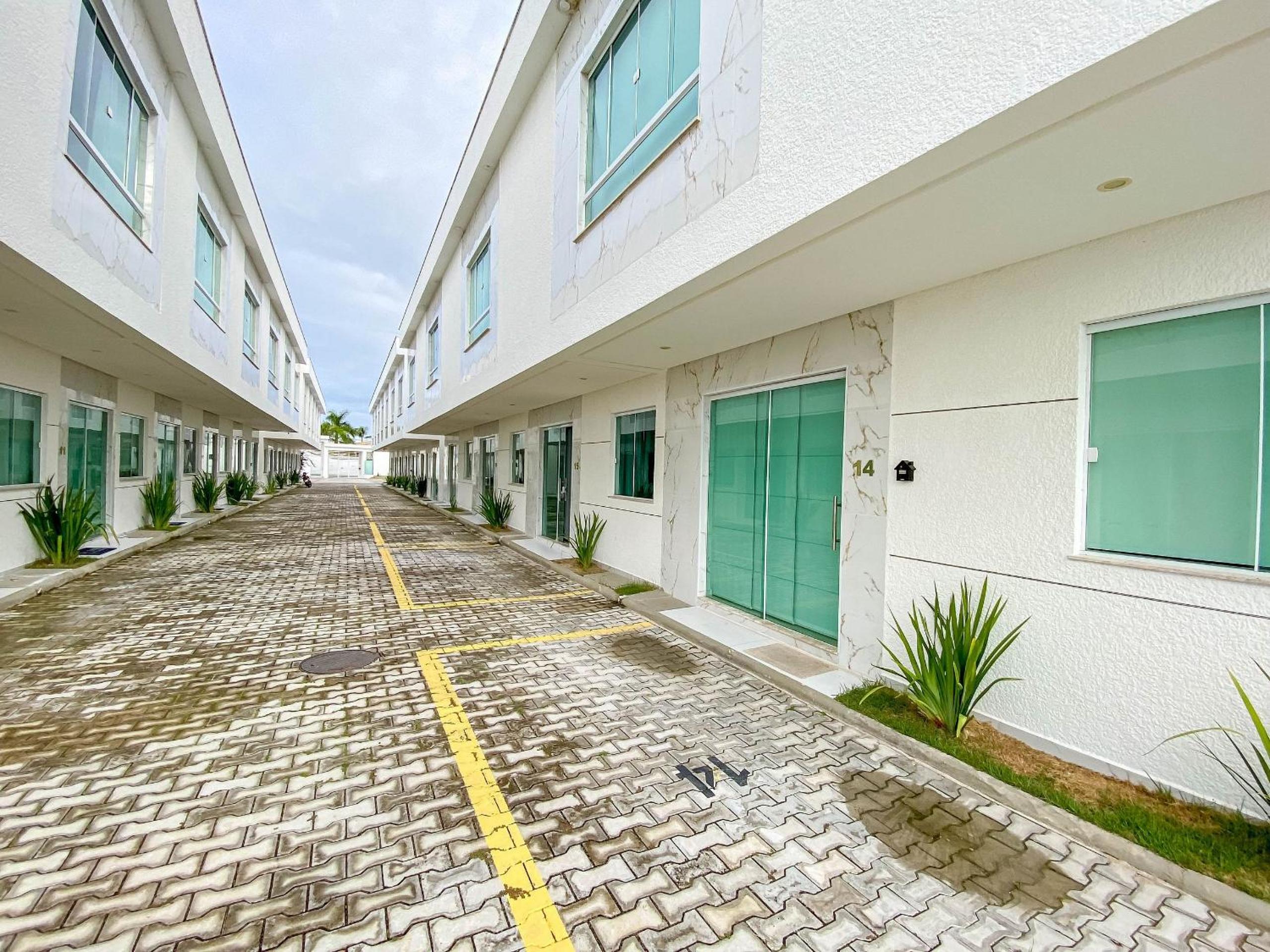 Casa com 4 quartos em condomínio com piscina e área gourmet próximo à praia de Taperapuã