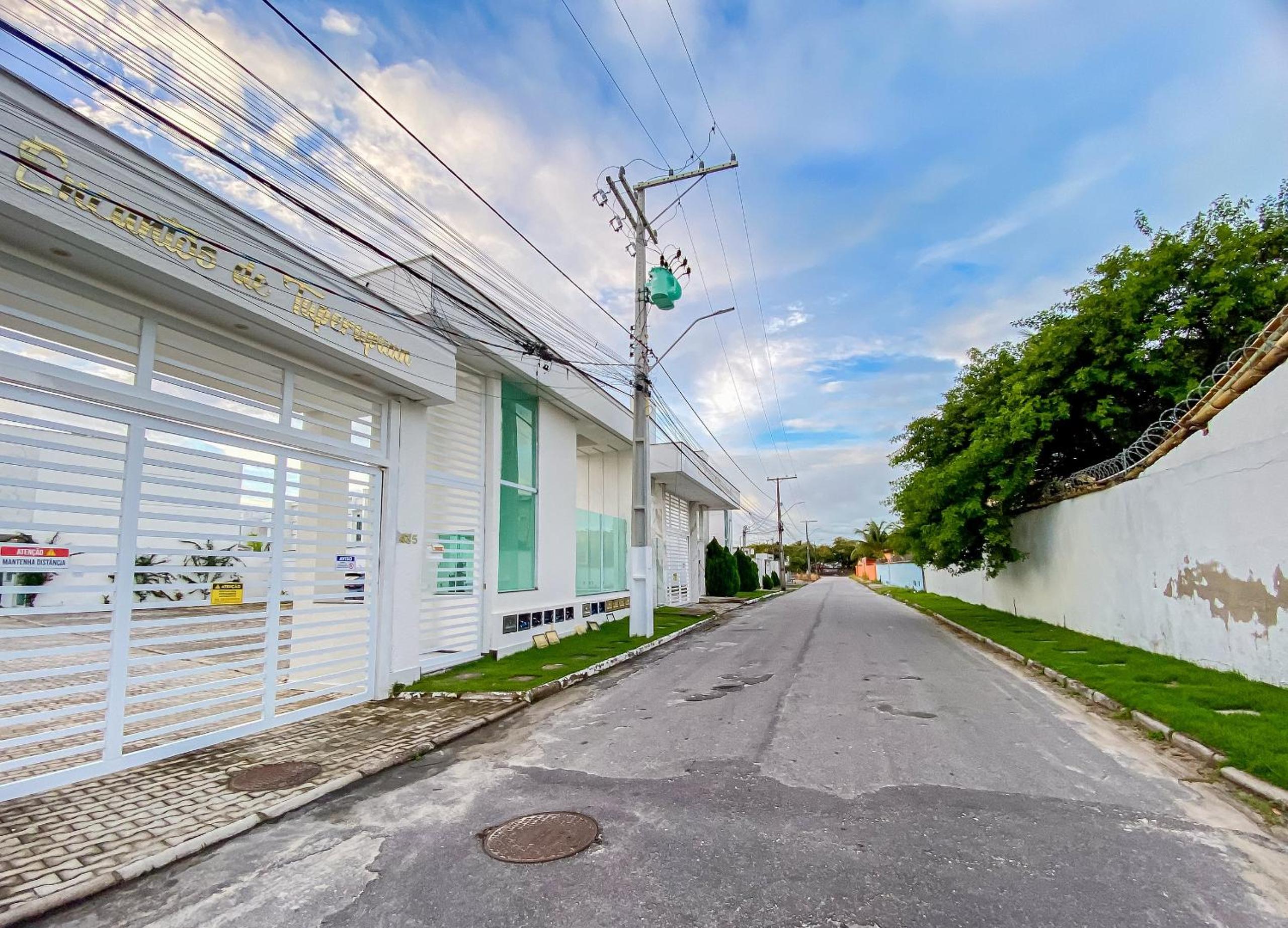Casa com 4 quartos em condomínio com piscina e área gourmet próximo à praia de Taperapuã