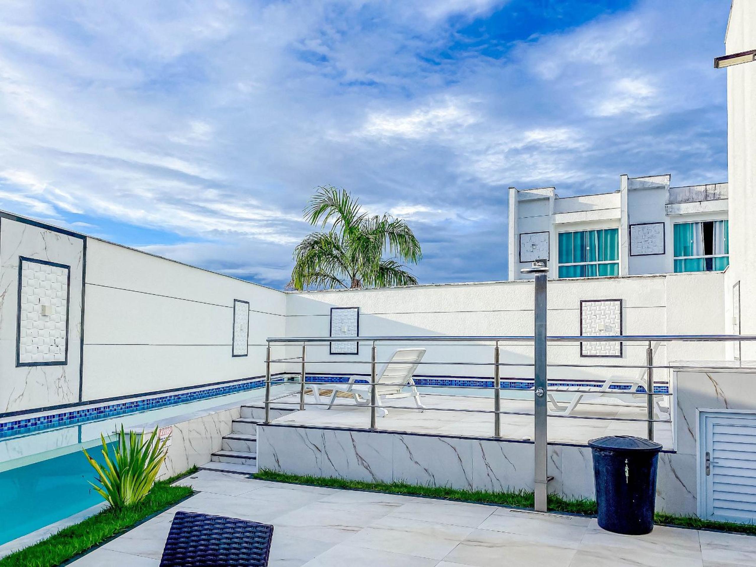 Casa com 4 quartos em condomínio com piscina e área gourmet próximo à praia de Taperapuã