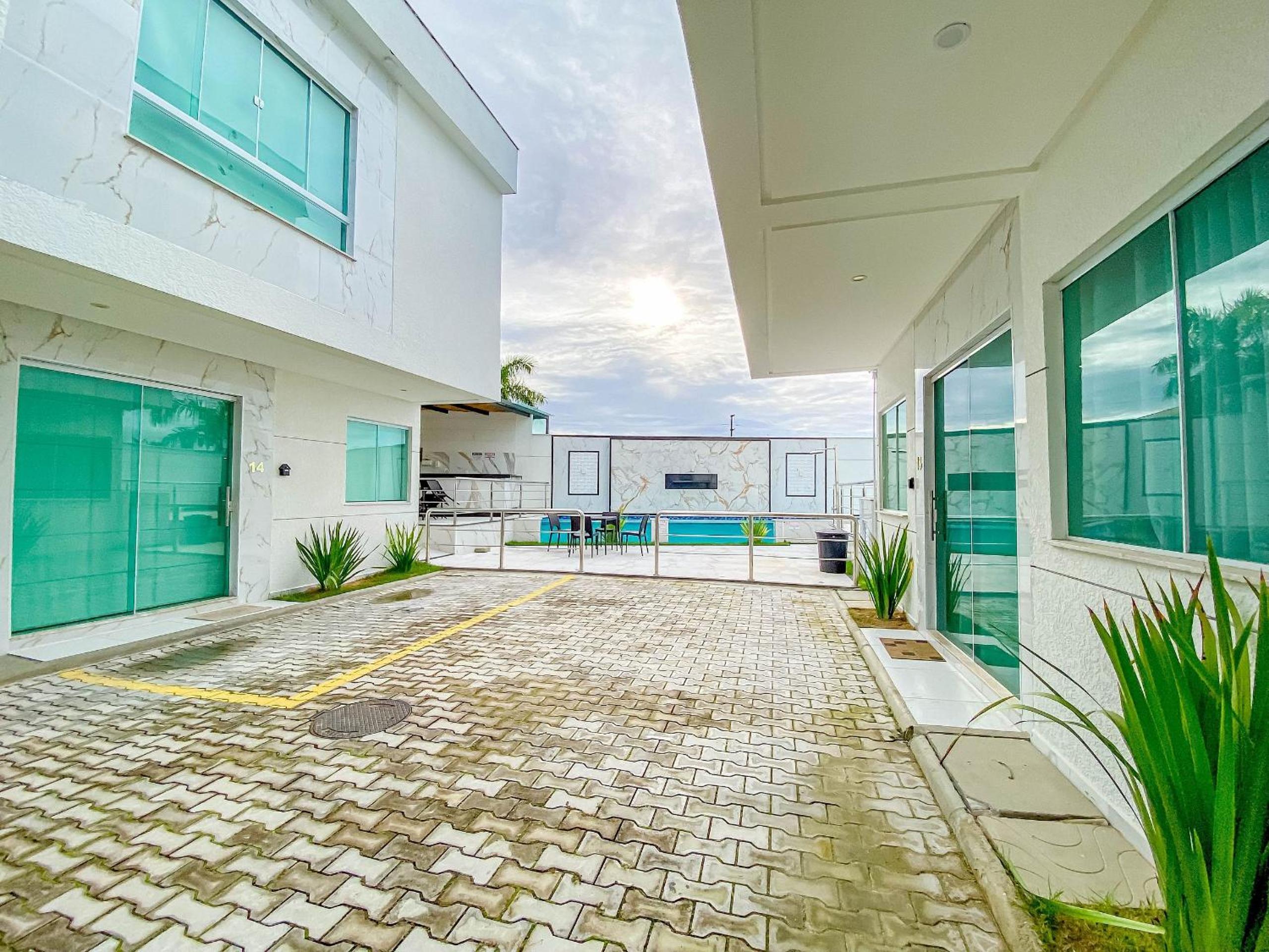 Casa com 4 quartos em condomínio com piscina e área gourmet próximo à praia de Taperapuã