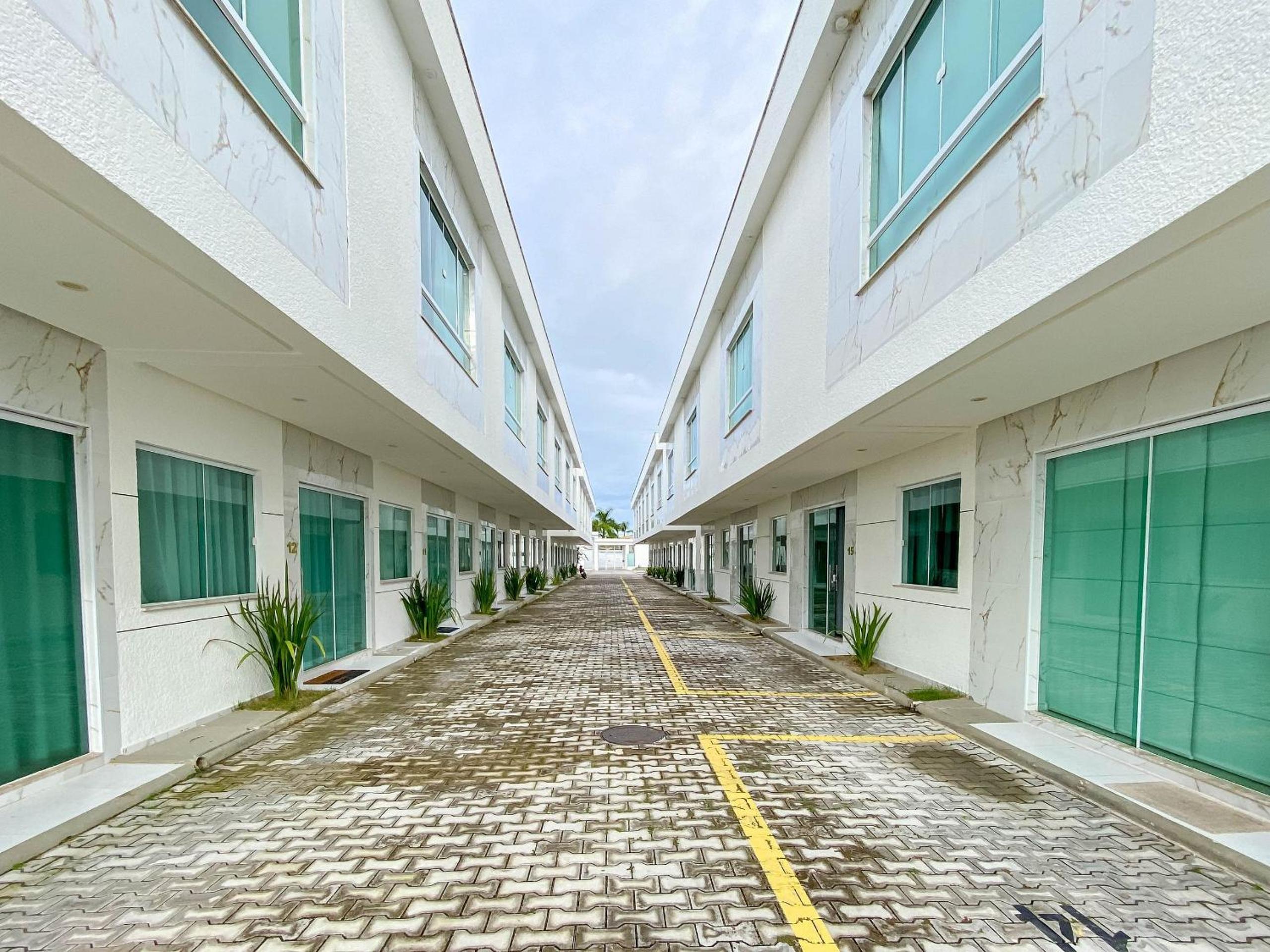 Casa com 4 quartos em condomínio com piscina e área gourmet próximo à praia de Taperapuã