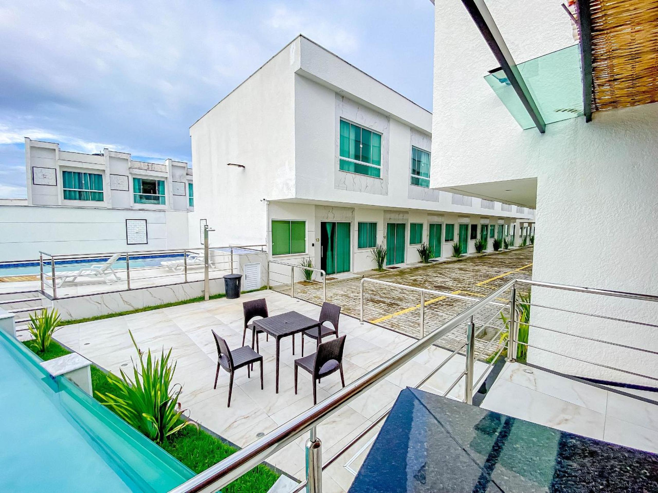 Casa com 4 quartos em condomínio com piscina e área gourmet próximo à praia de Taperapuã