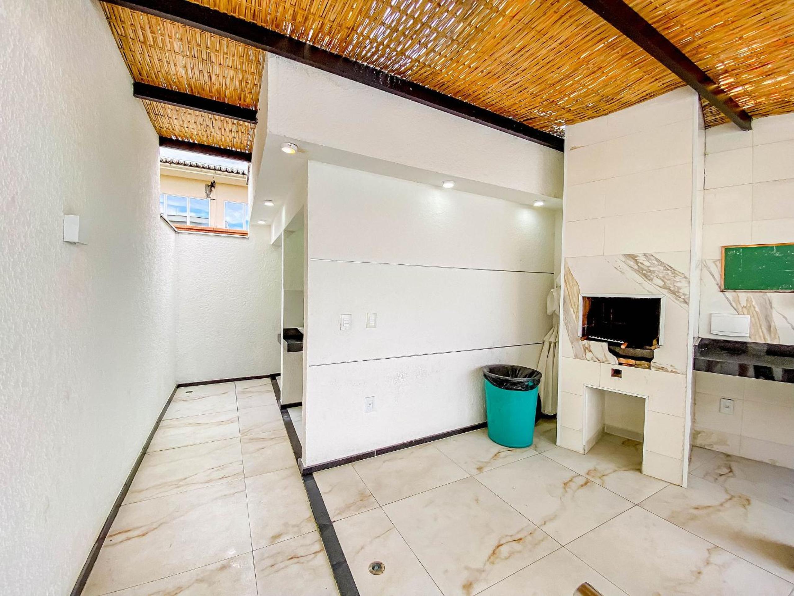 Casa com 4 quartos em condomínio com piscina e área gourmet próximo à praia de Taperapuã