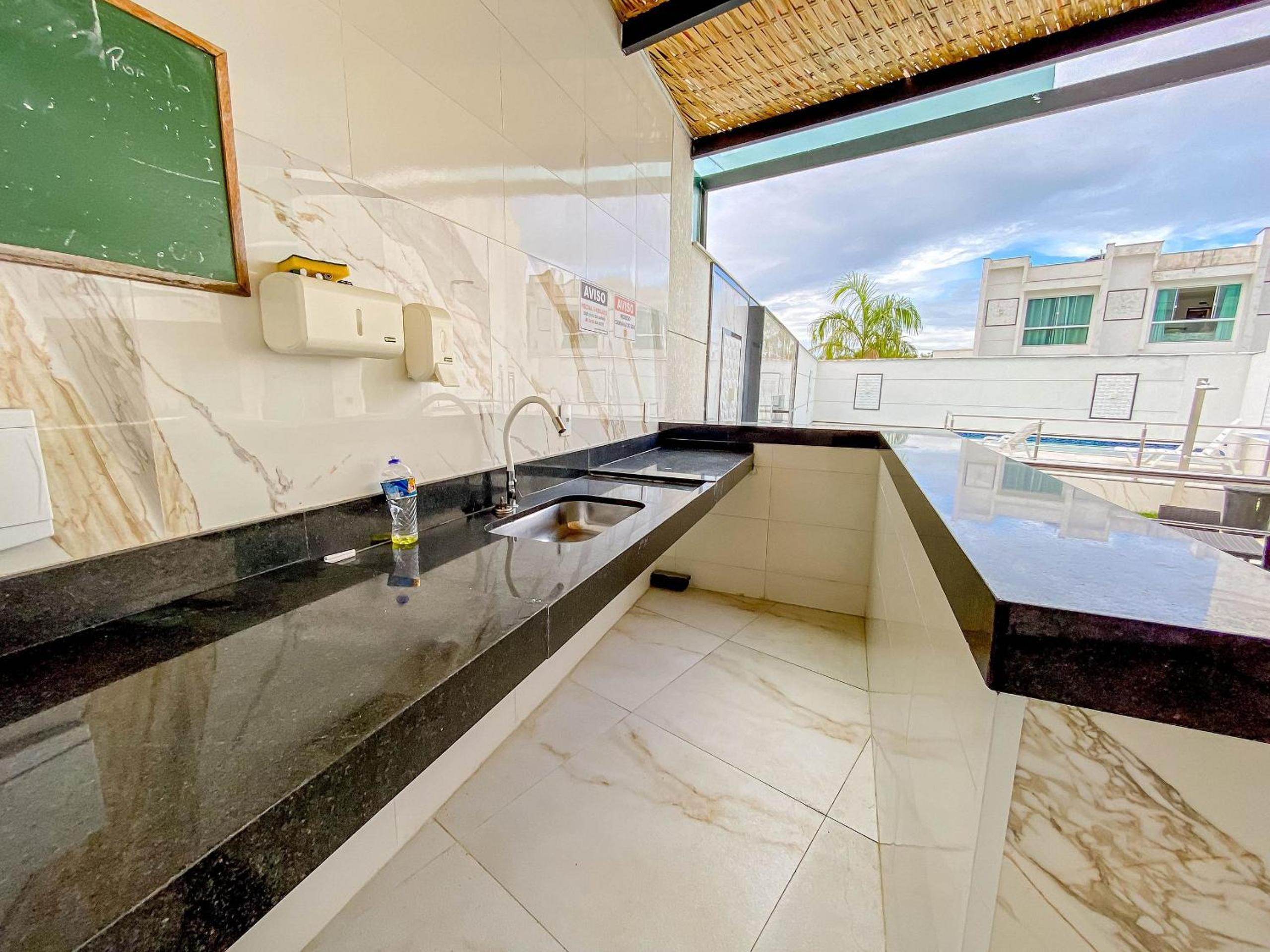 Casa com 4 quartos em condomínio com piscina e área gourmet próximo à praia de Taperapuã