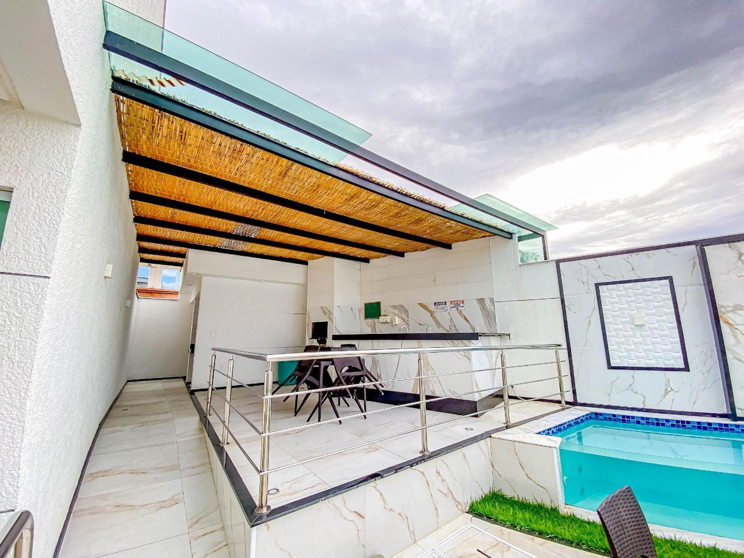 Casa com 4 quartos em condomínio com piscina e área gourmet próximo à praia de Taperapuã