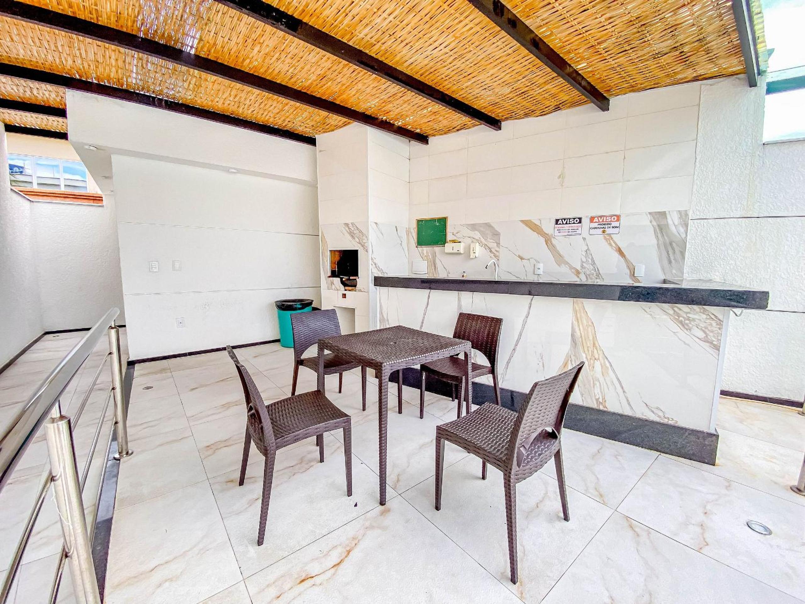 Casa com 4 quartos em condomínio com piscina e área gourmet próximo à praia de Taperapuã