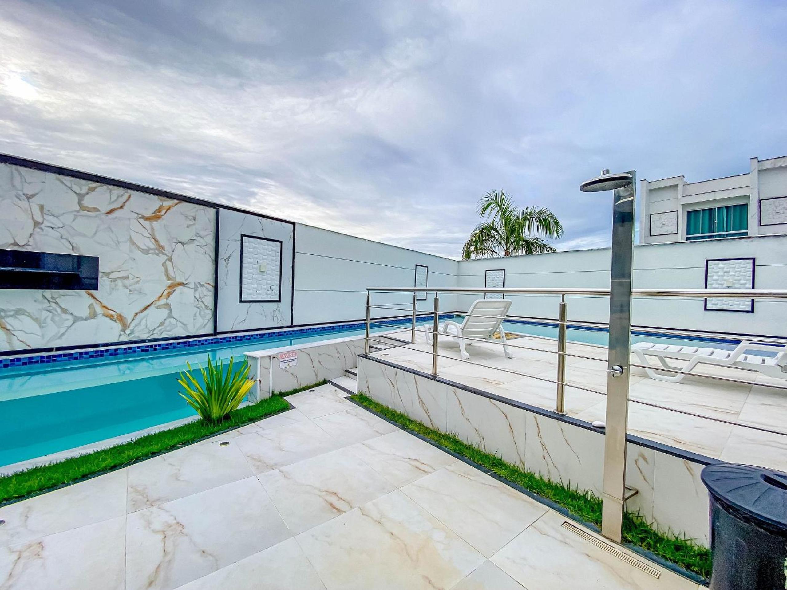 Casa com 4 quartos em condomínio com piscina e área gourmet próximo à praia de Taperapuã