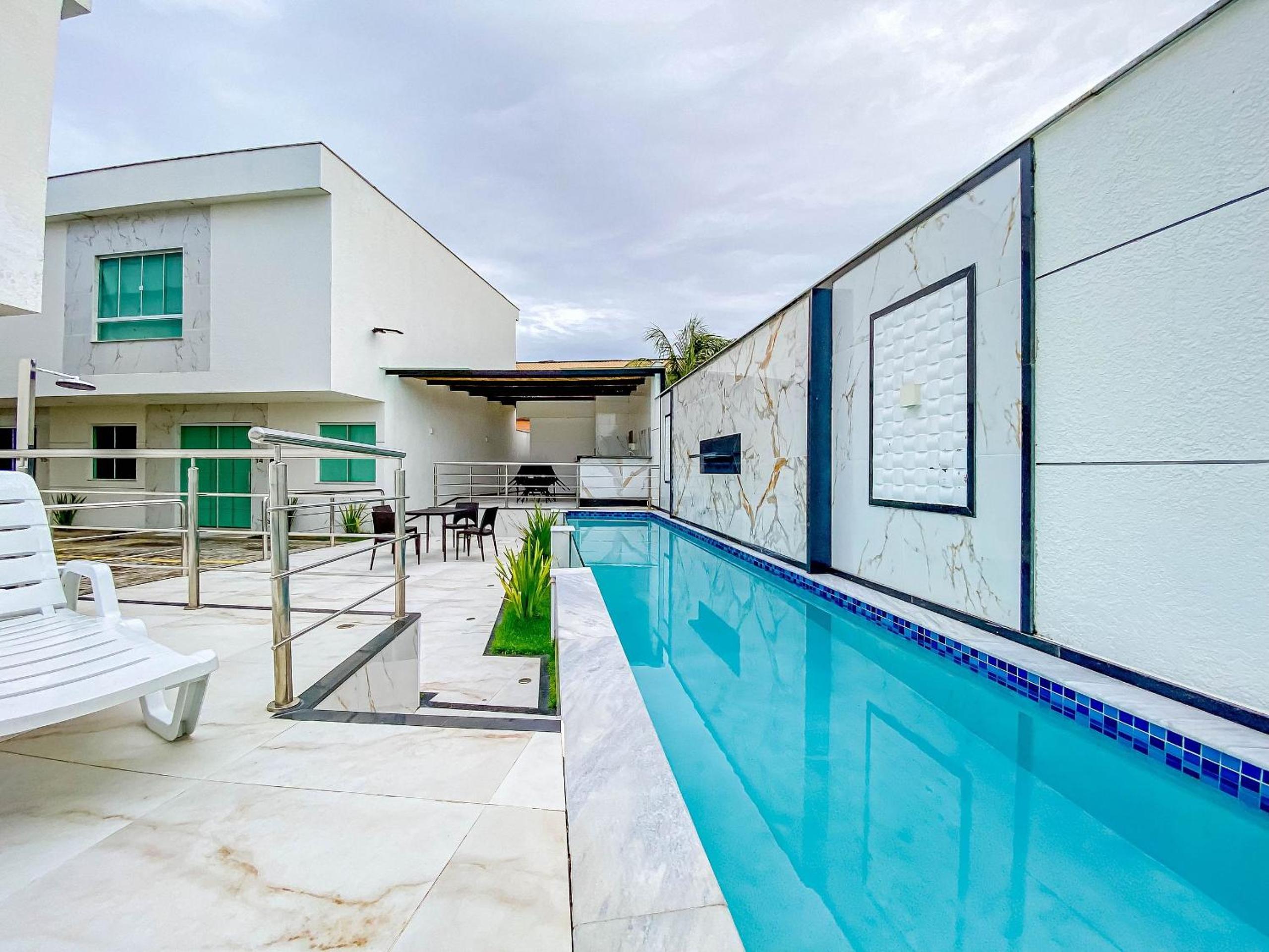 Casa com 4 quartos em condomínio com piscina e área gourmet próximo à praia de Taperapuã