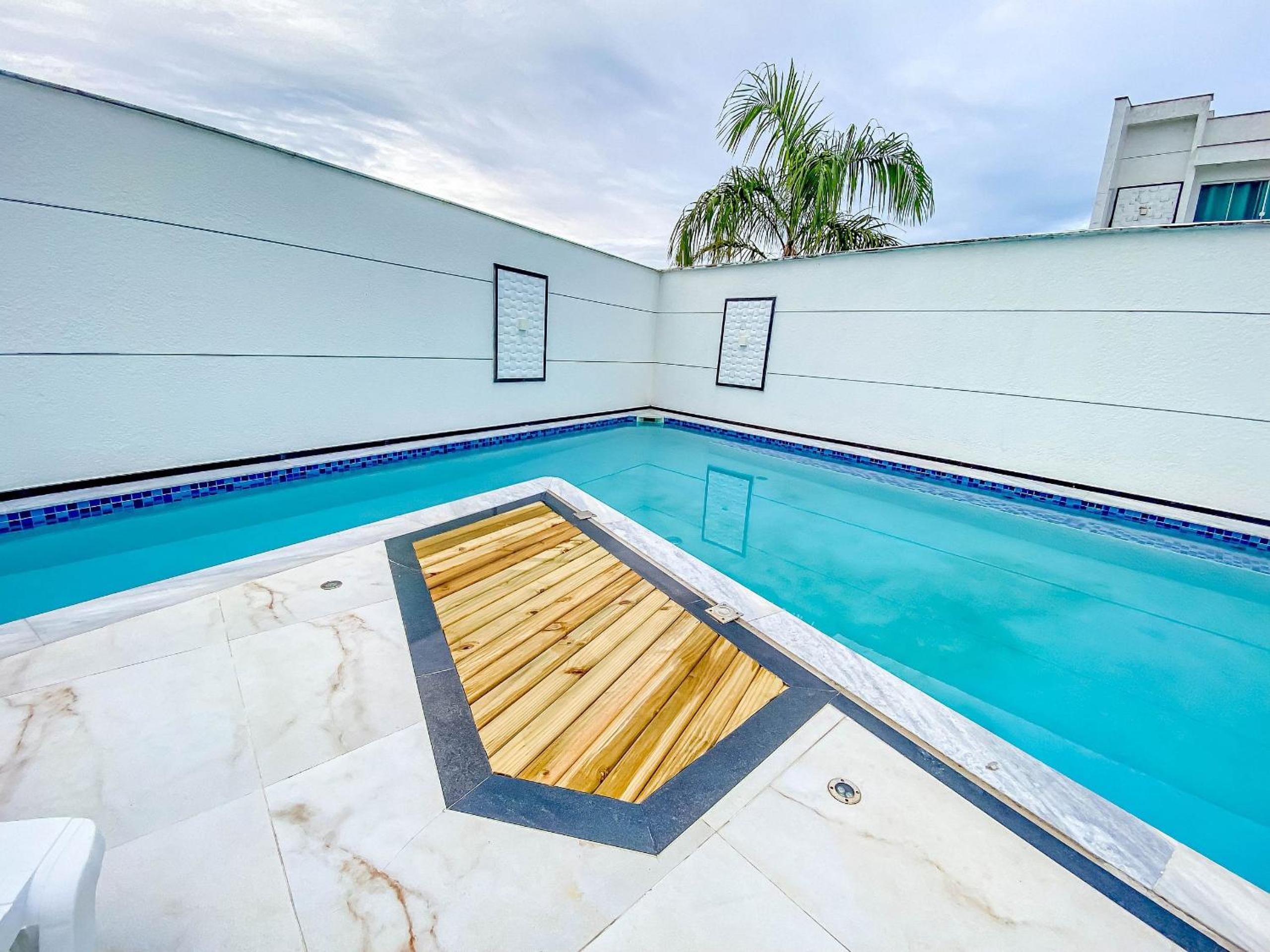 Casa com 4 quartos em condomínio com piscina e área gourmet próximo à praia de Taperapuã