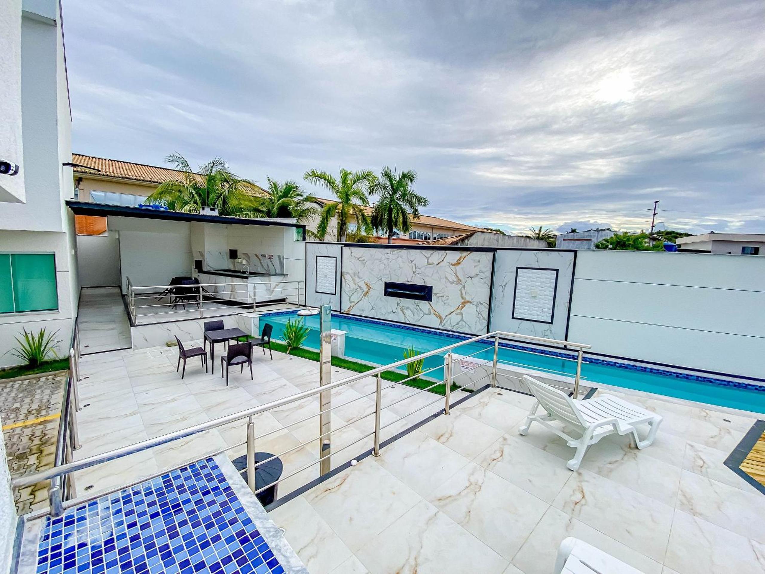 Casa com 4 quartos em condomínio com piscina e área gourmet próximo à praia de Taperapuã
