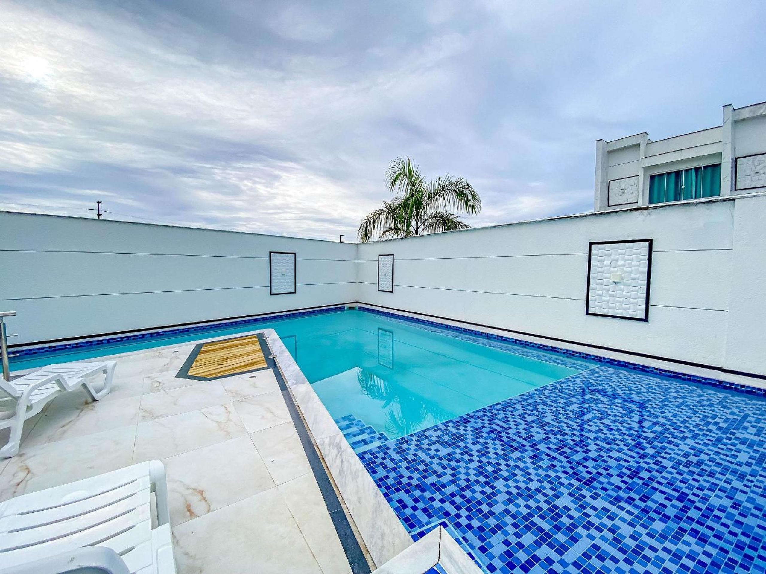 Casa com 4 quartos em condomínio com piscina e área gourmet próximo à praia de Taperapuã