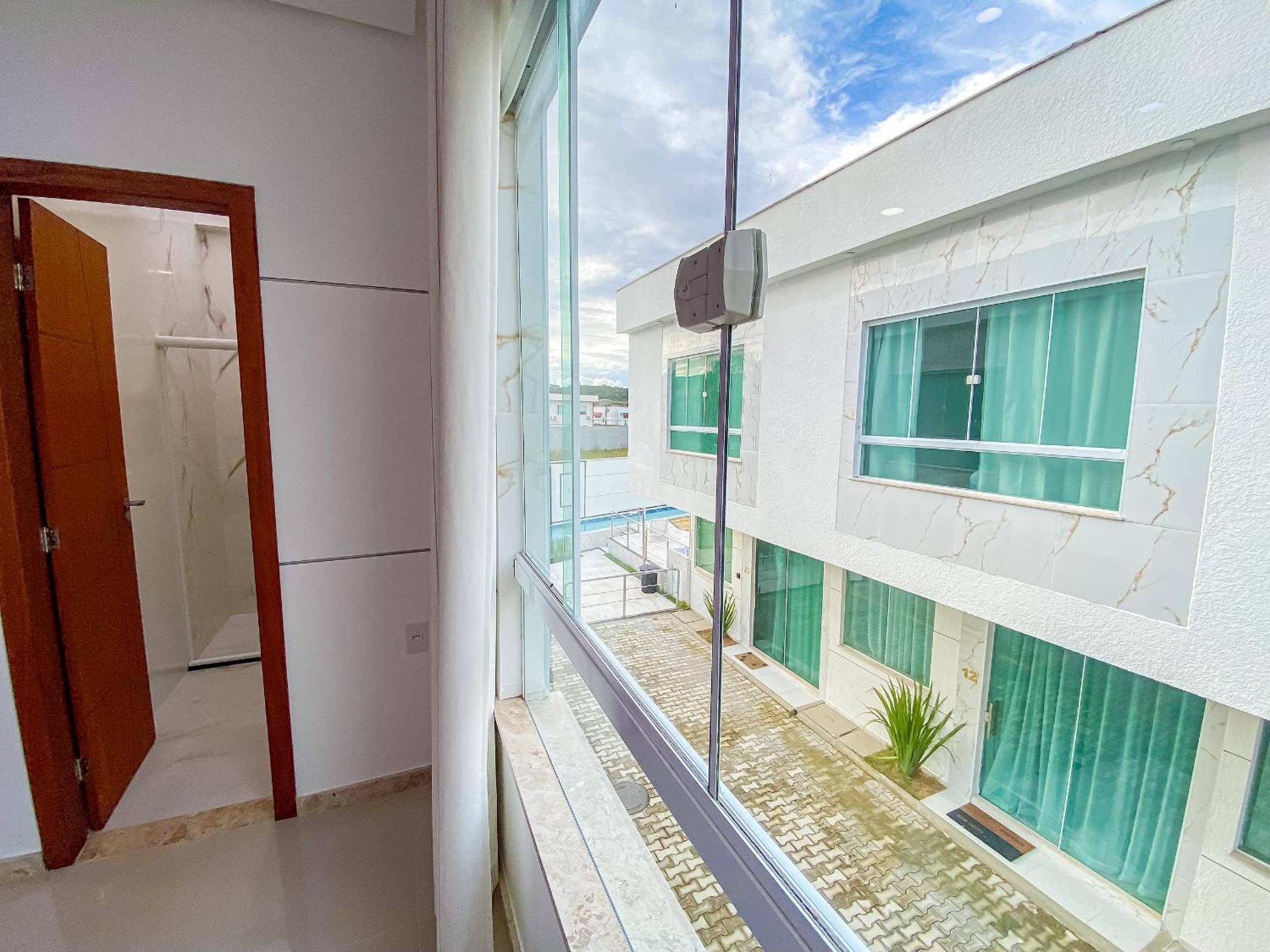 Casa com 4 quartos em condomínio com piscina e área gourmet próximo à praia de Taperapuã