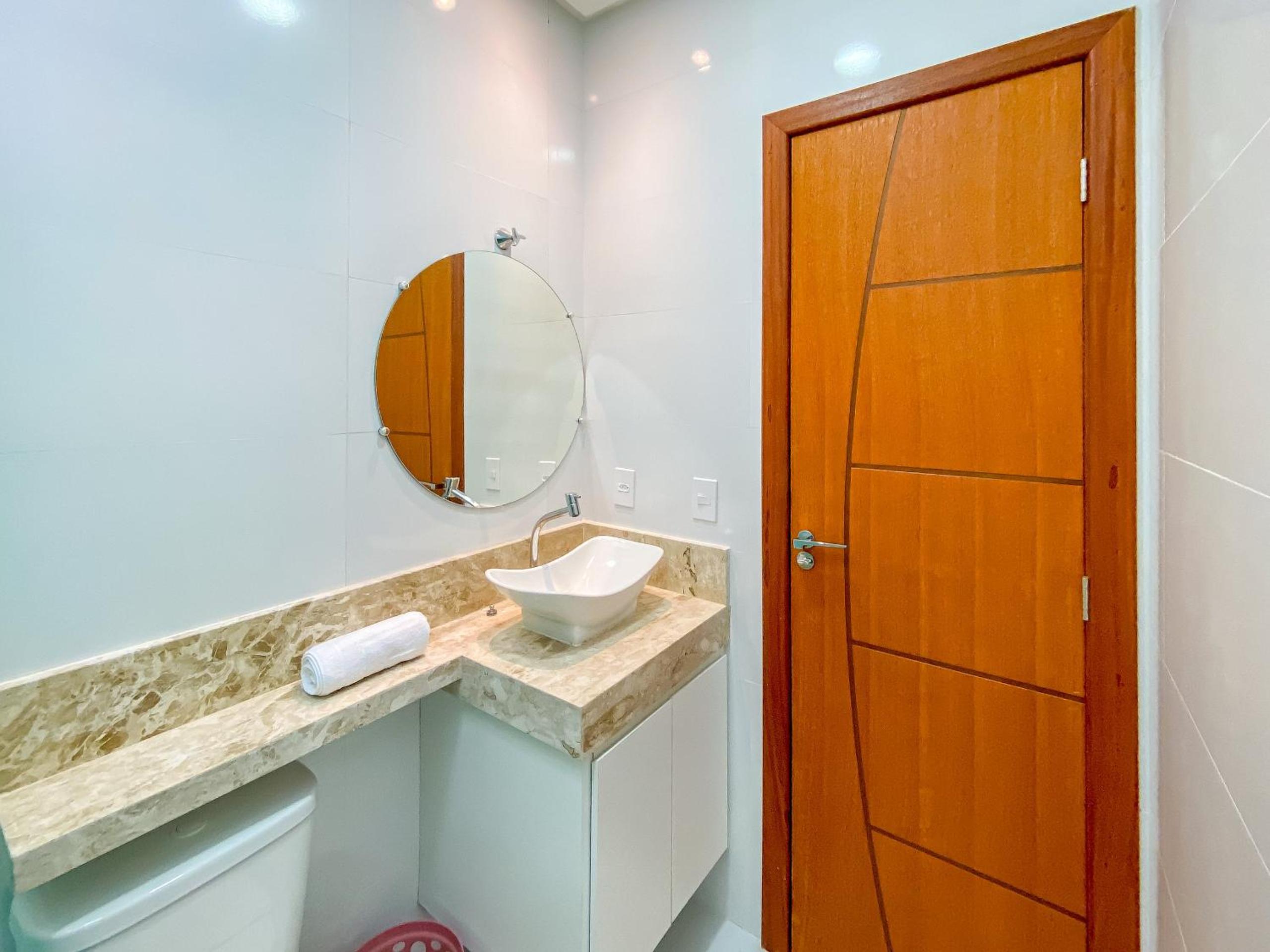 Casa com 4 quartos em condomínio com piscina e área gourmet próximo à praia de Taperapuã