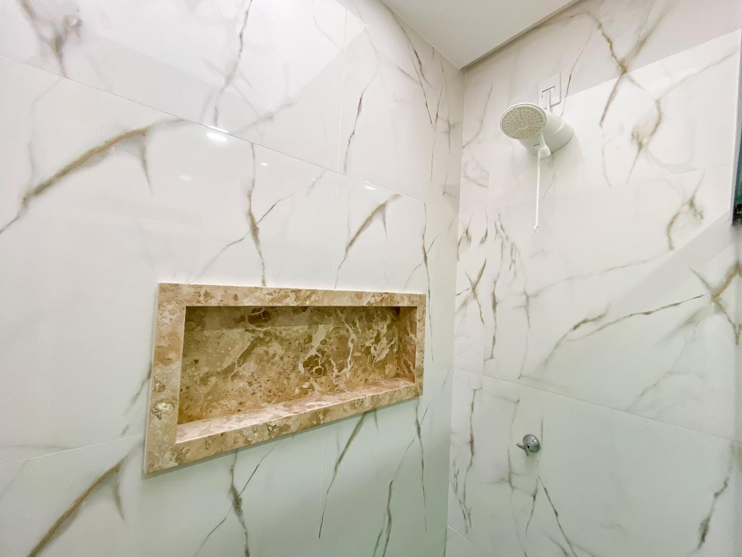 Casa com 4 quartos em condomínio com piscina e área gourmet próximo à praia de Taperapuã