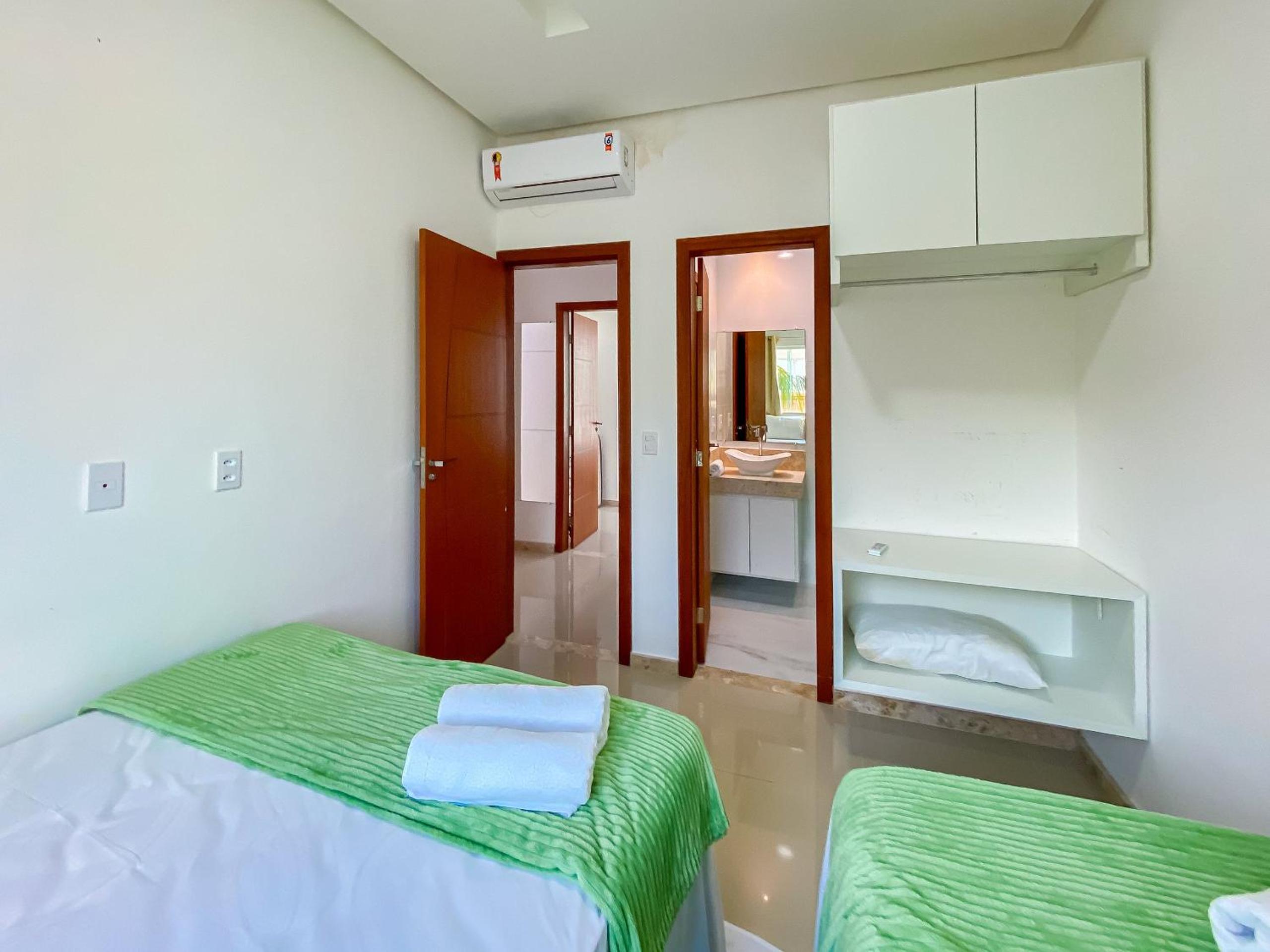 Casa com 4 quartos em condomínio com piscina e área gourmet próximo à praia de Taperapuã