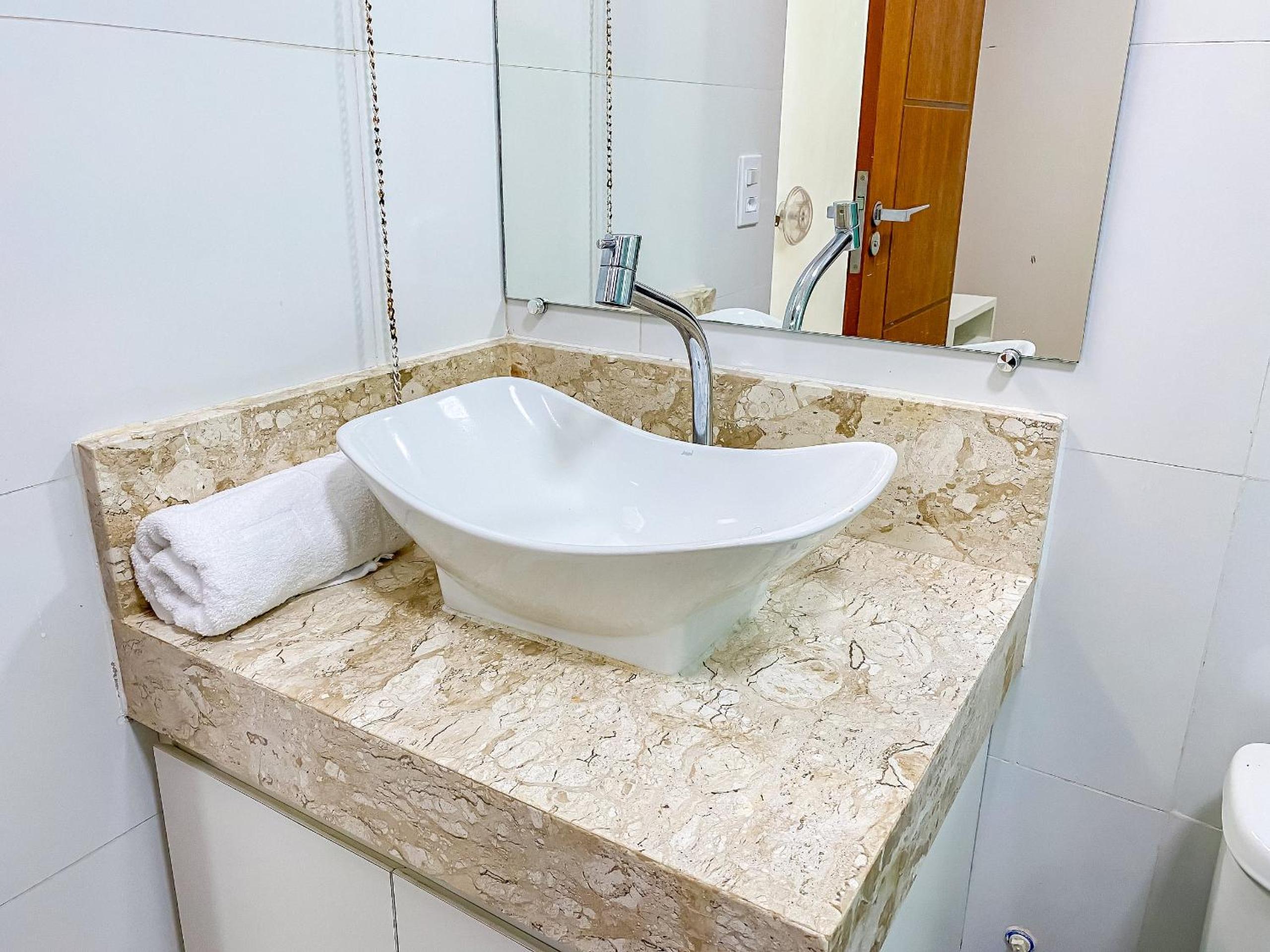 Casa com 4 quartos em condomínio com piscina e área gourmet próximo à praia de Taperapuã