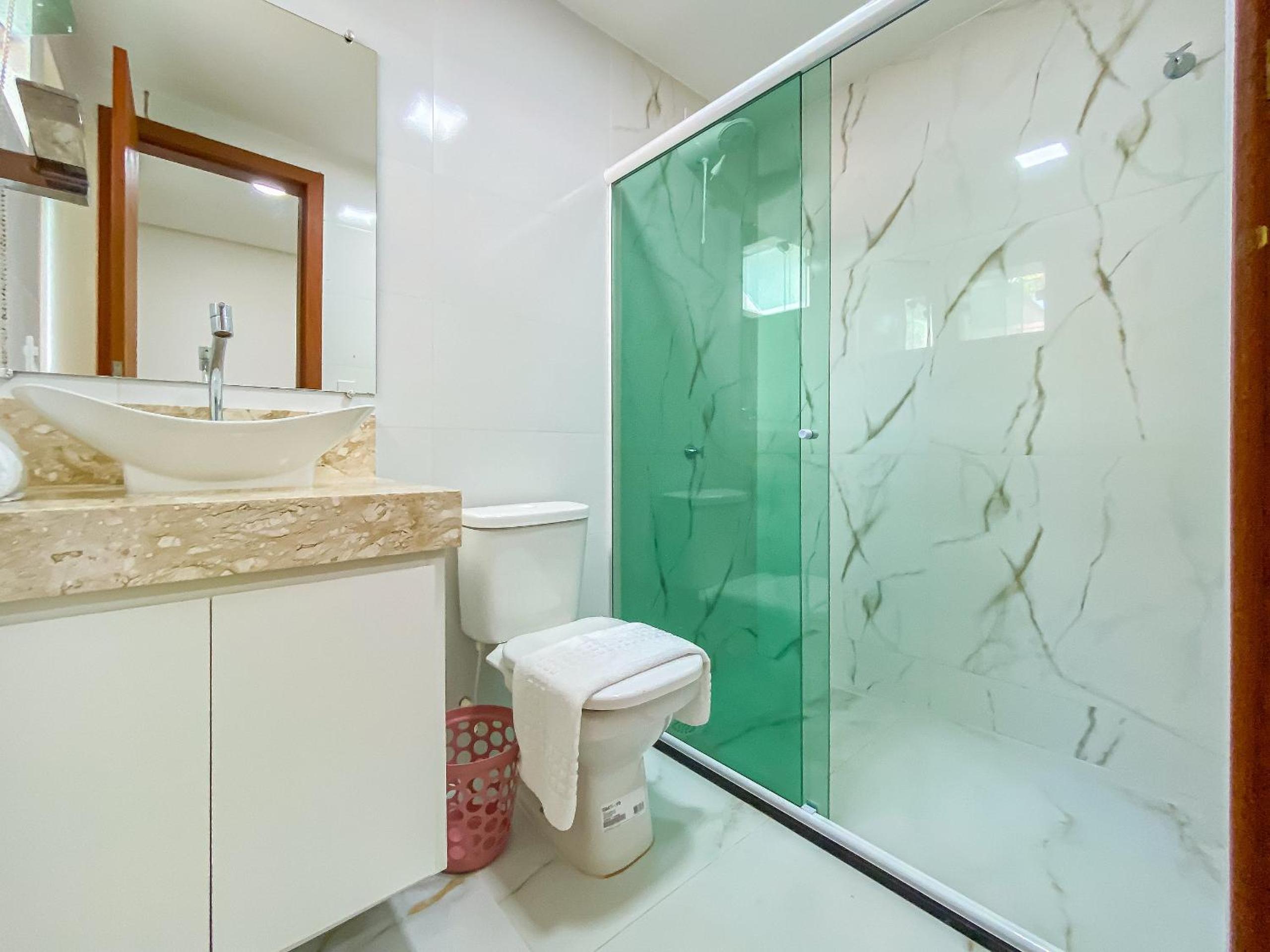 Casa com 4 quartos em condomínio com piscina e área gourmet próximo à praia de Taperapuã