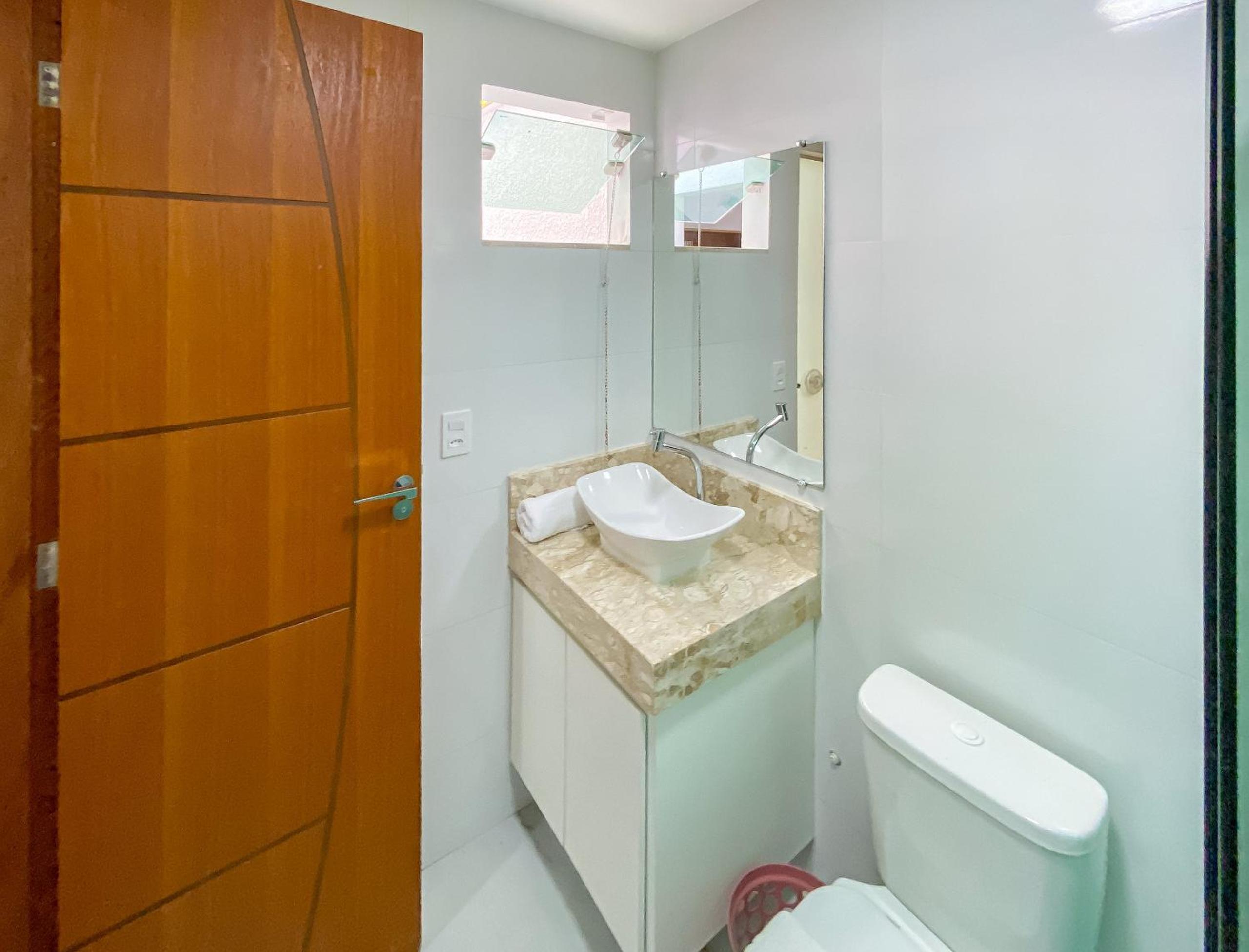 Casa com 4 quartos em condomínio com piscina e área gourmet próximo à praia de Taperapuã