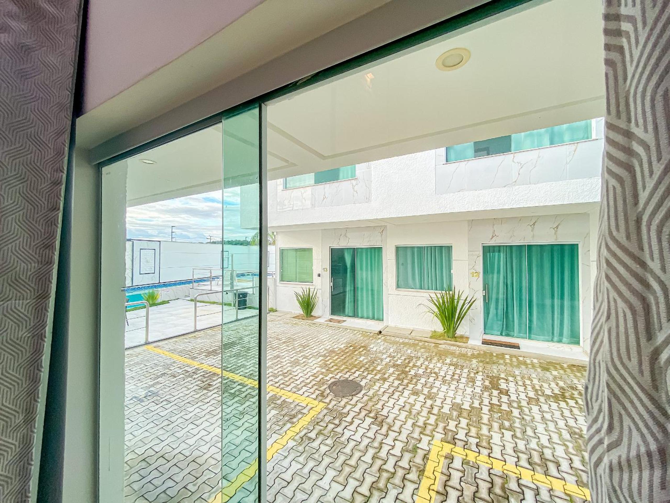 Casa com 4 quartos em condomínio com piscina e área gourmet próximo à praia de Taperapuã