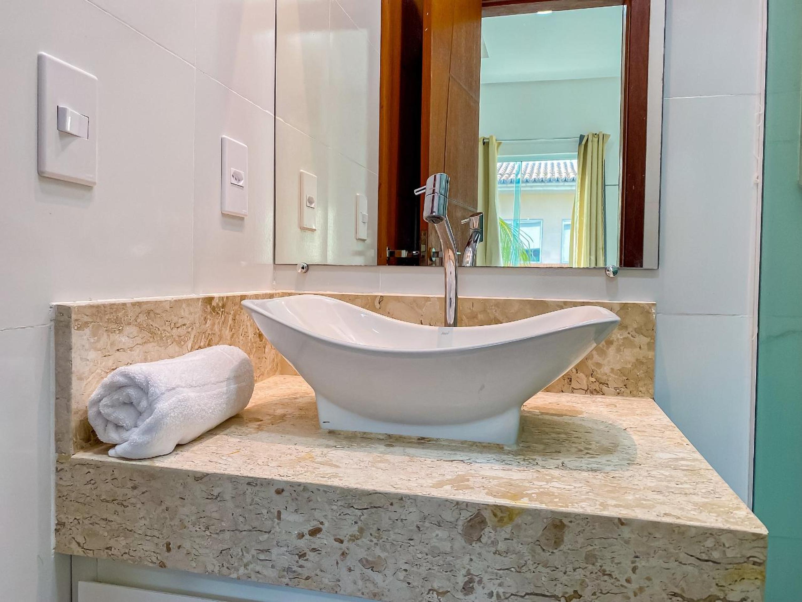 Casa com 4 quartos em condomínio com piscina e área gourmet próximo à praia de Taperapuã