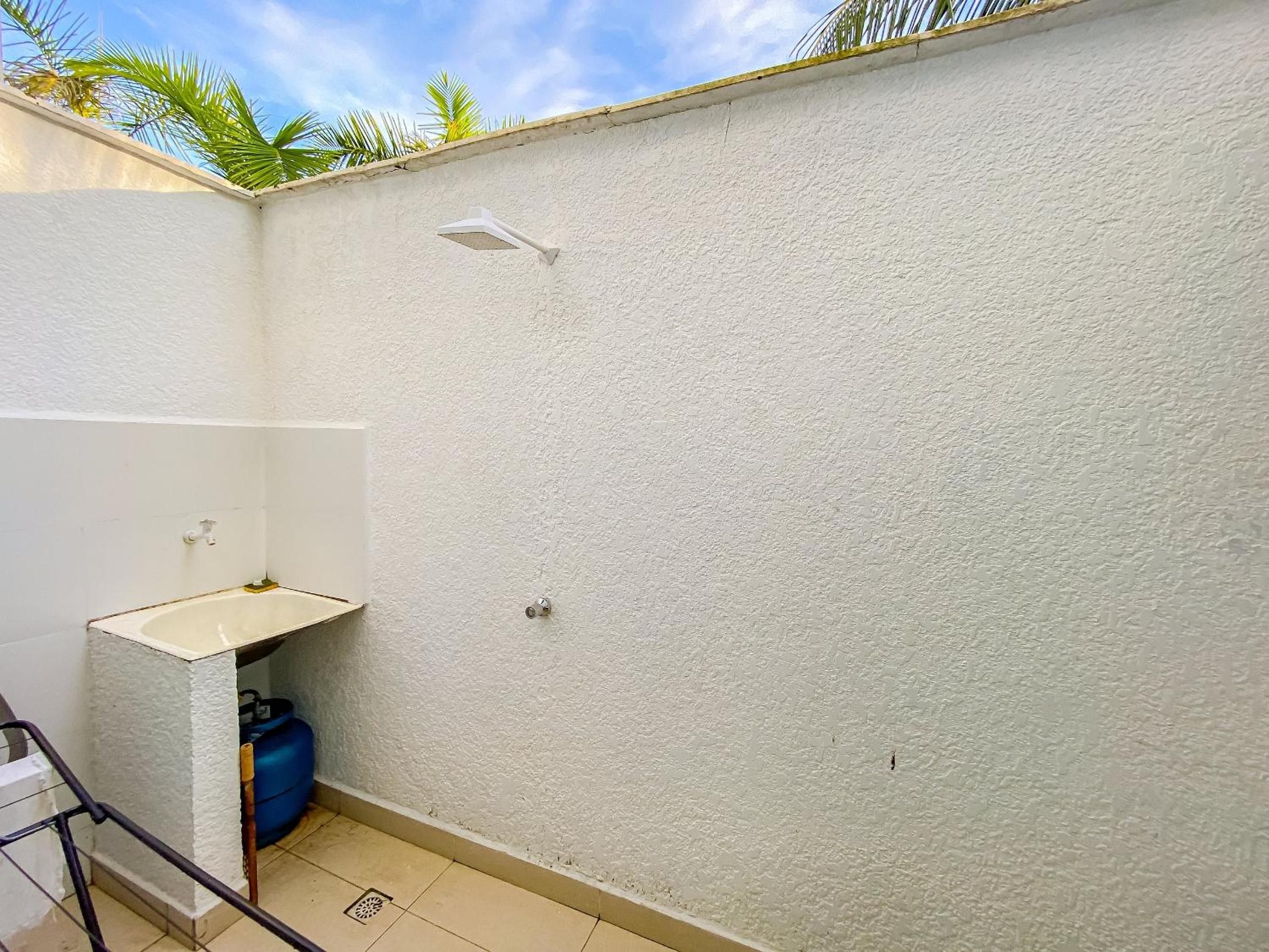 Casa com 4 quartos em condomínio com piscina e área gourmet próximo à praia de Taperapuã