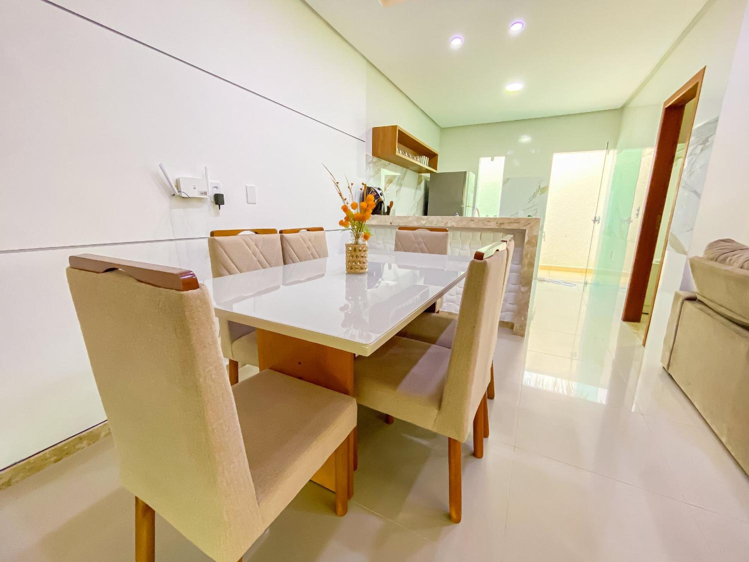 Casa com 4 quartos em condomínio com piscina e área gourmet próximo à praia de Taperapuã