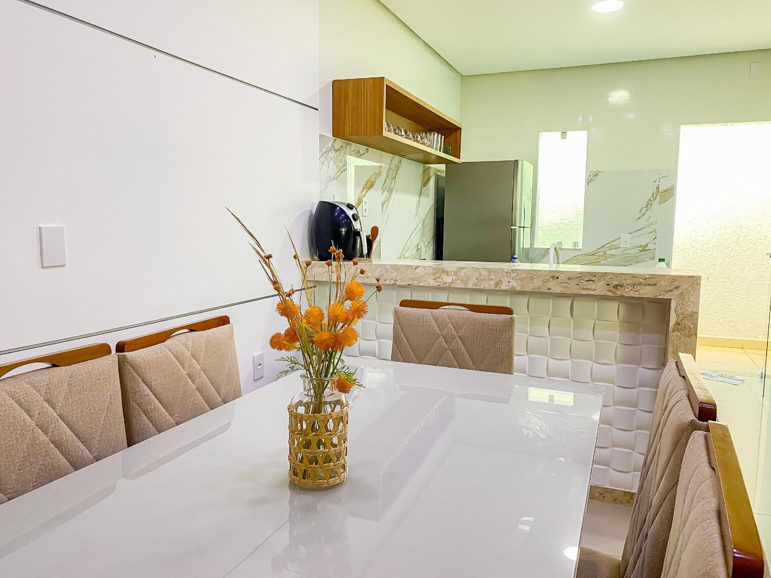 Casa com 4 quartos em condomínio com piscina e área gourmet próximo à praia de Taperapuã