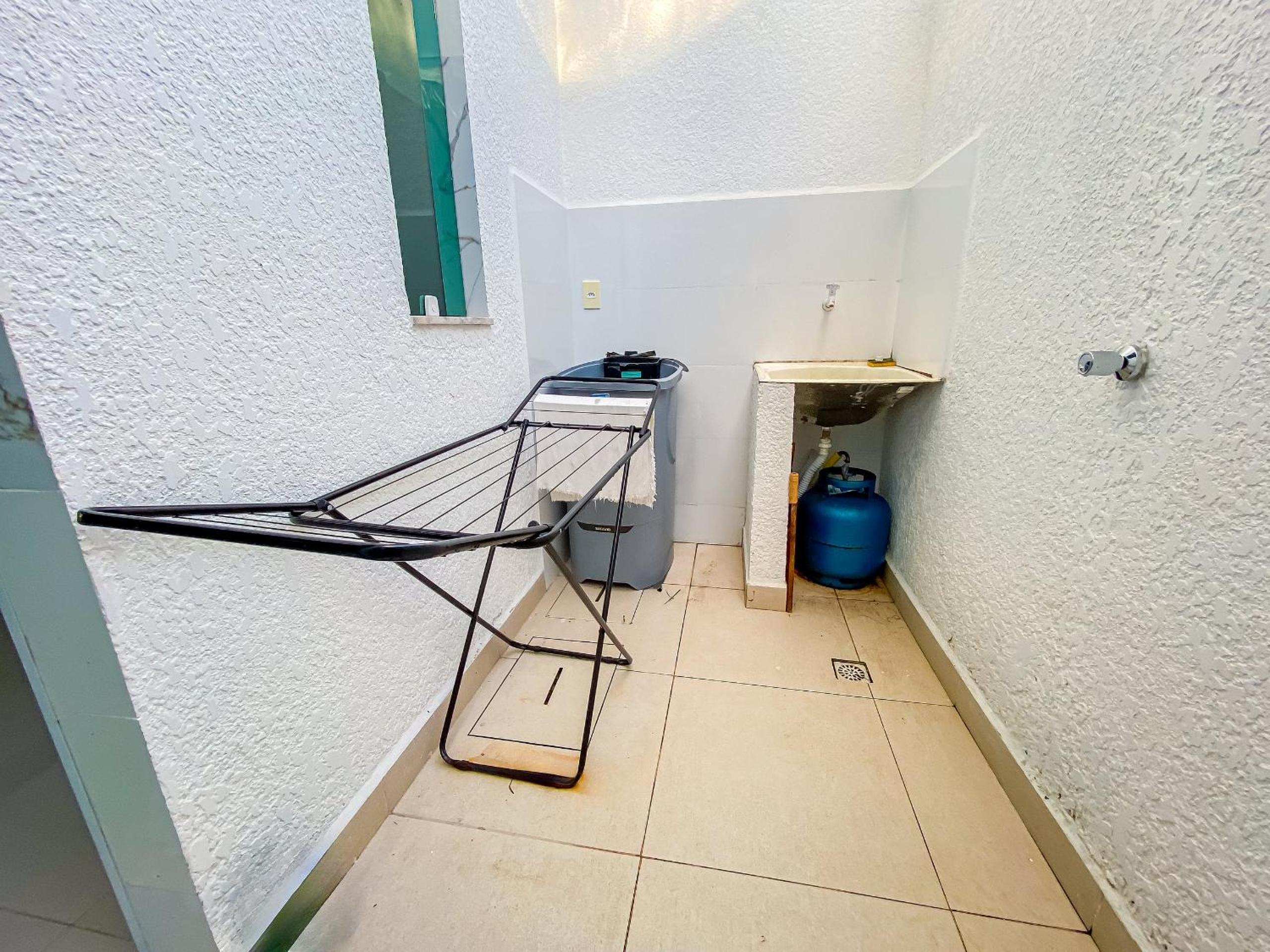 Casa com 4 quartos em condomínio com piscina e área gourmet próximo à praia de Taperapuã