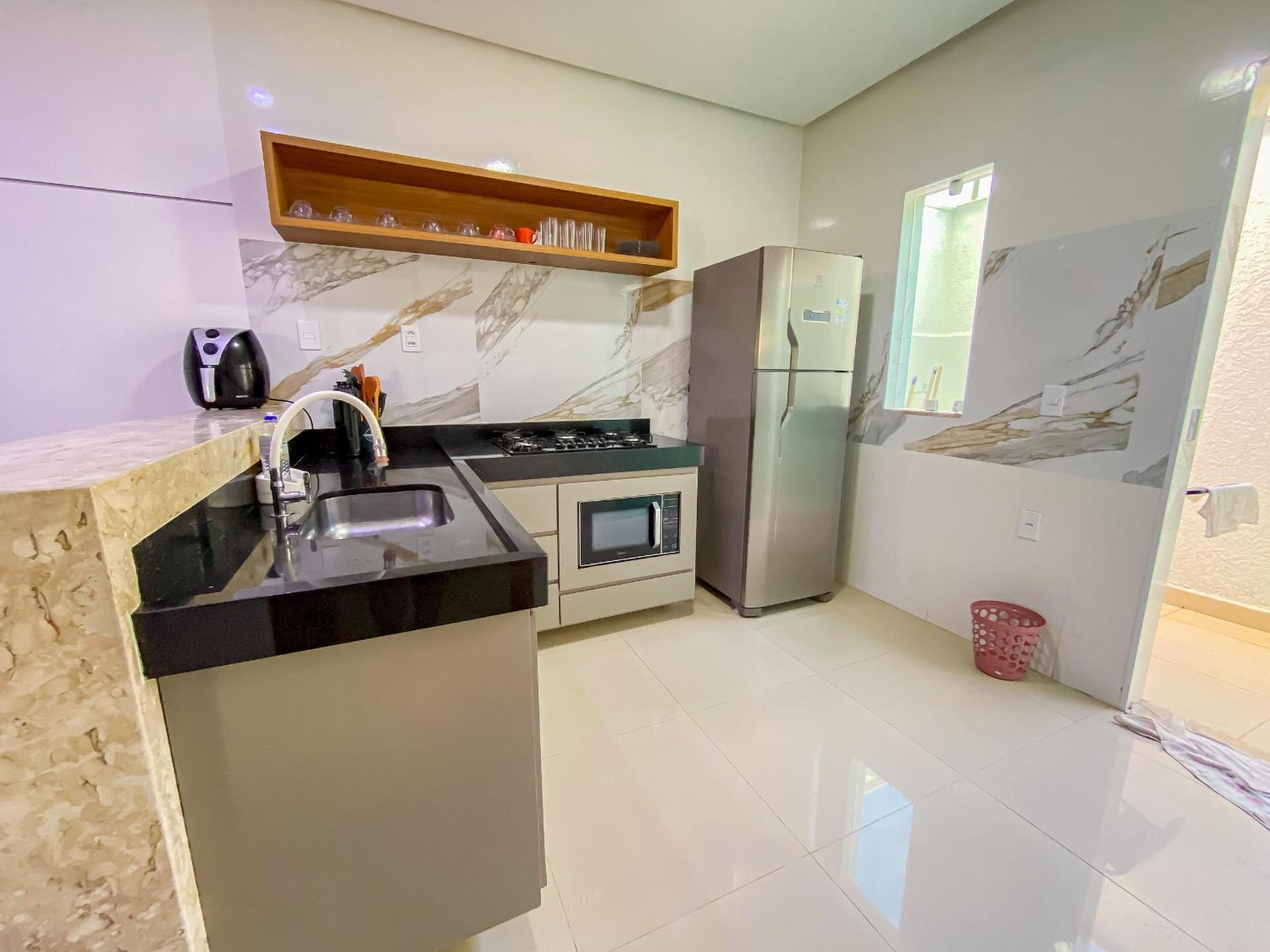 Casa com 4 quartos em condomínio com piscina e área gourmet próximo à praia de Taperapuã