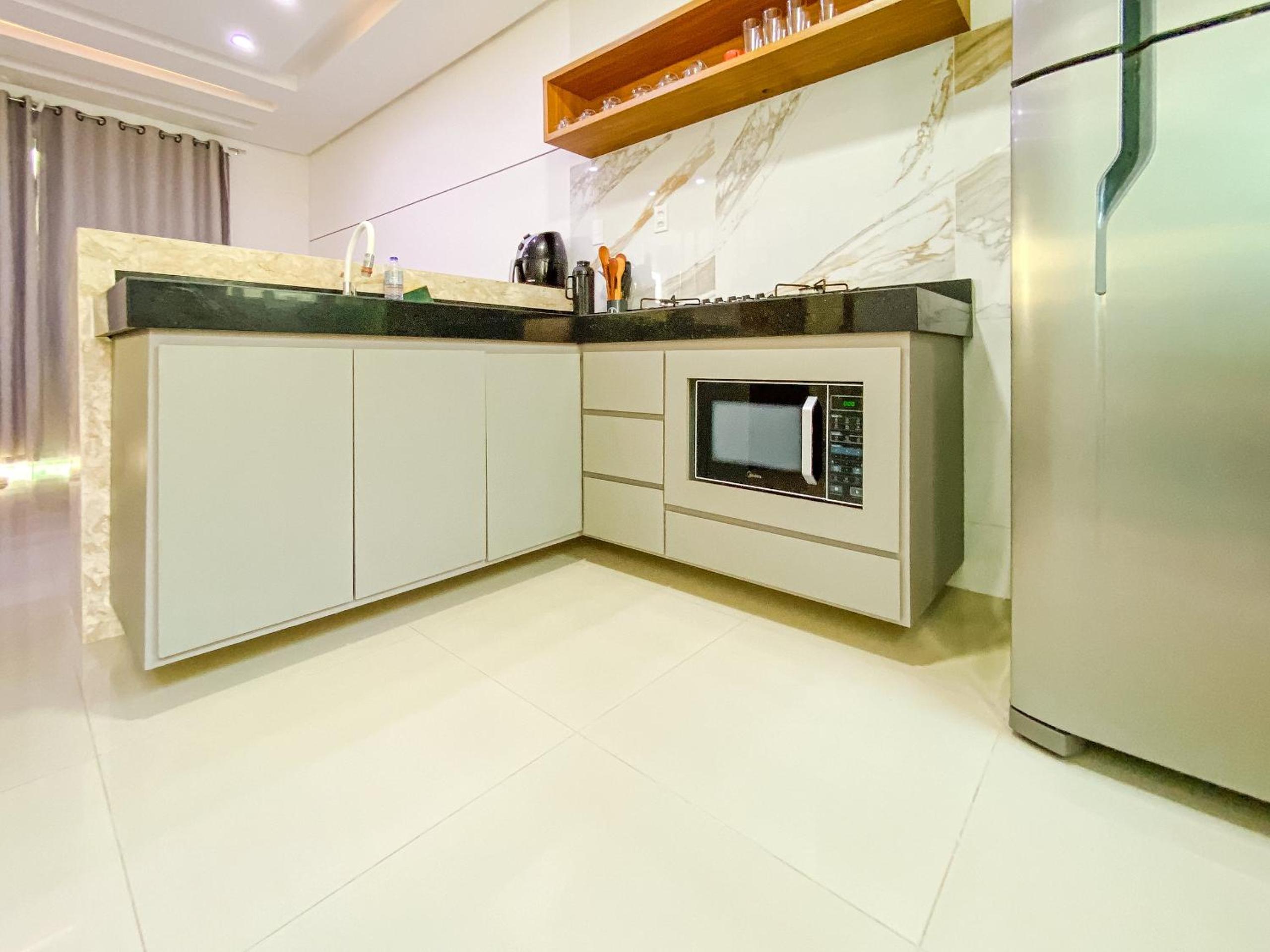 Casa com 4 quartos em condomínio com piscina e área gourmet próximo à praia de Taperapuã