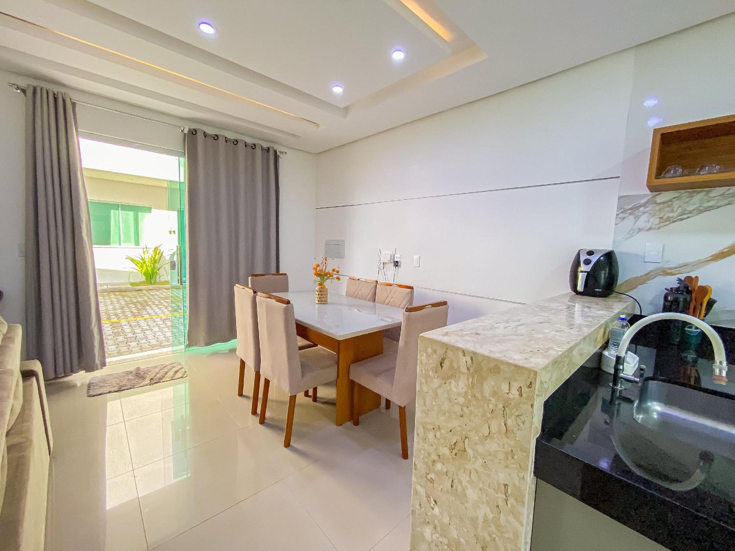 Casa com 4 quartos em condomínio com piscina e área gourmet próximo à praia de Taperapuã