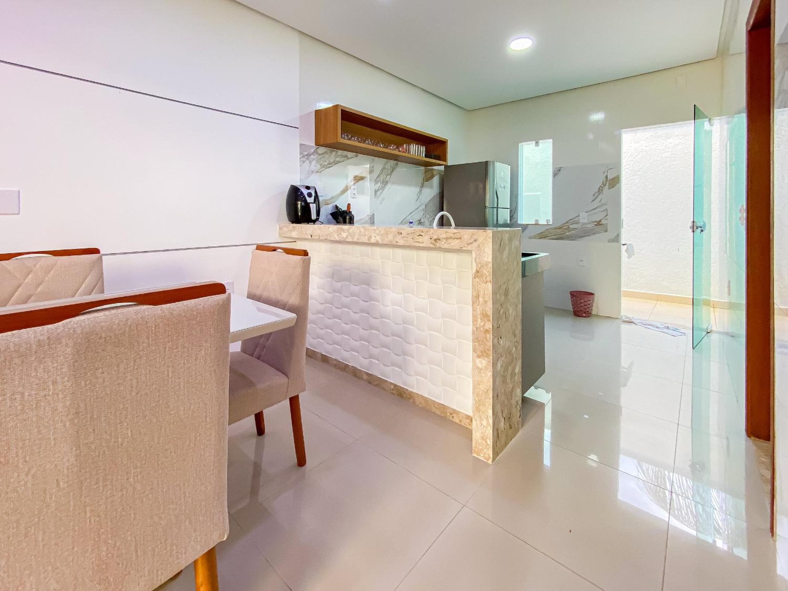 Casa com 4 quartos em condomínio com piscina e área gourmet próximo à praia de Taperapuã