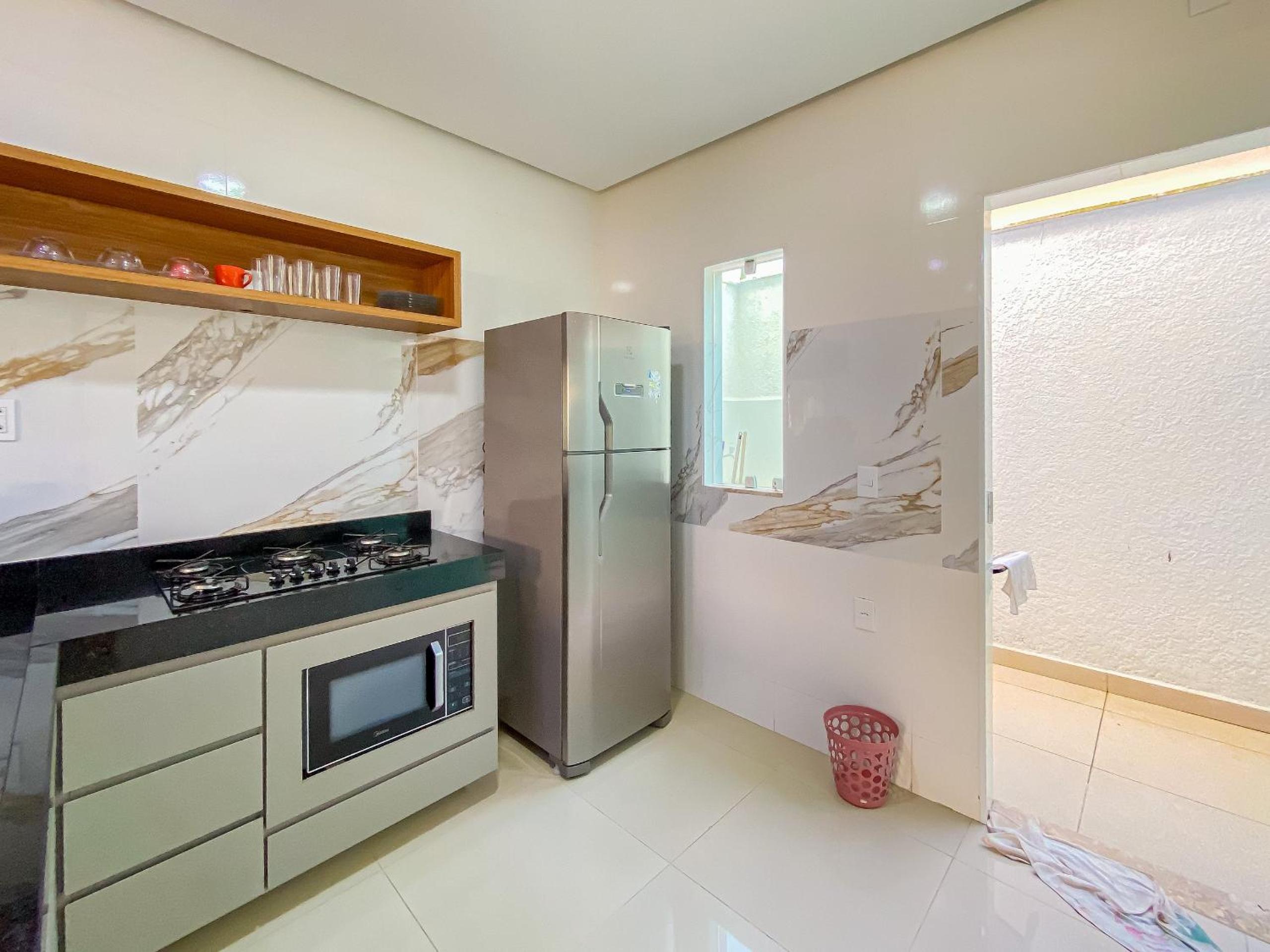 Casa com 4 quartos em condomínio com piscina e área gourmet próximo à praia de Taperapuã