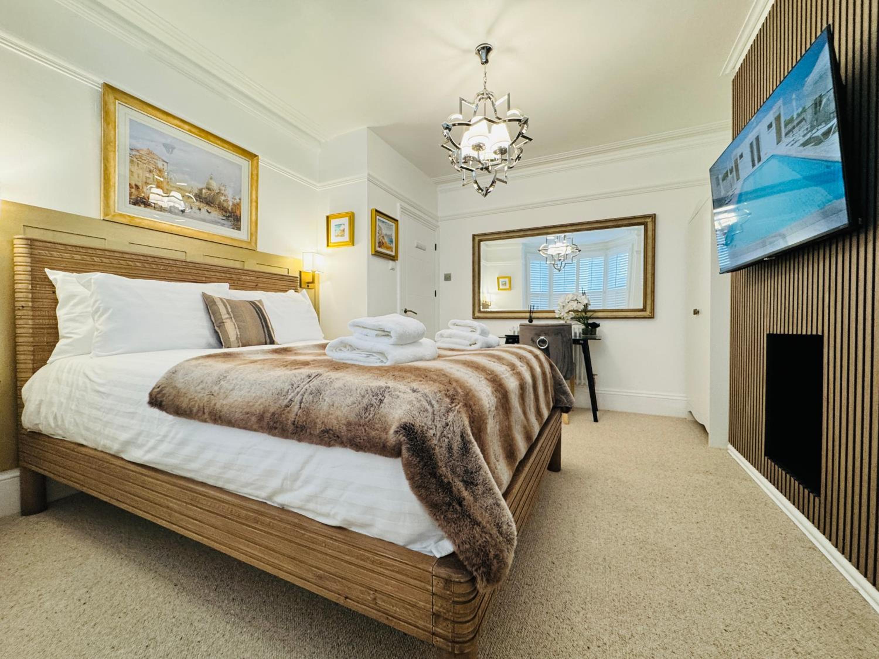 Luxury Designer 2-Bedroom Apartment with Private Garden & Free Parking