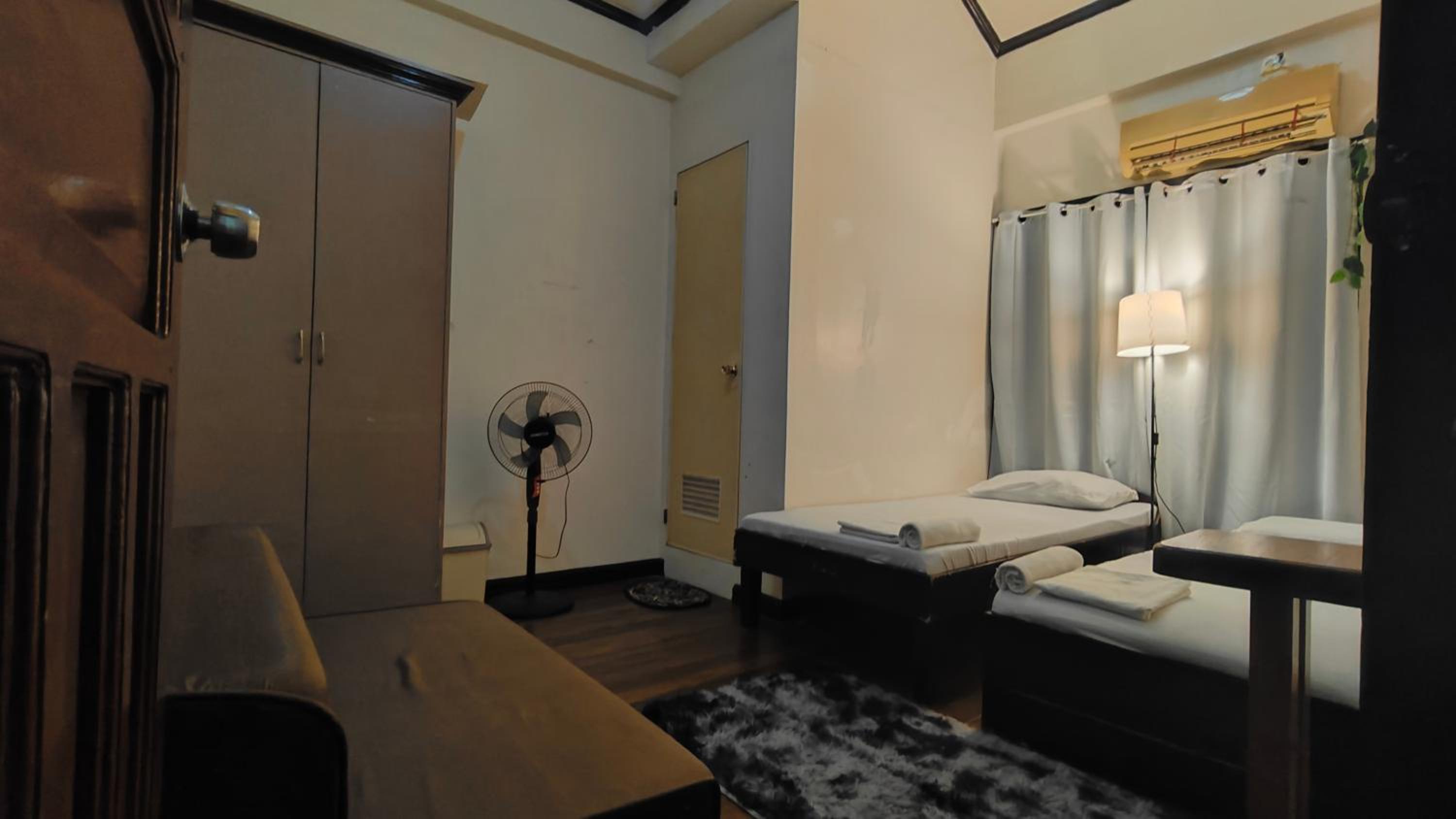 Spacious 3-Floor 6-BR Home, Pool, BBQ, KTV, WIFI